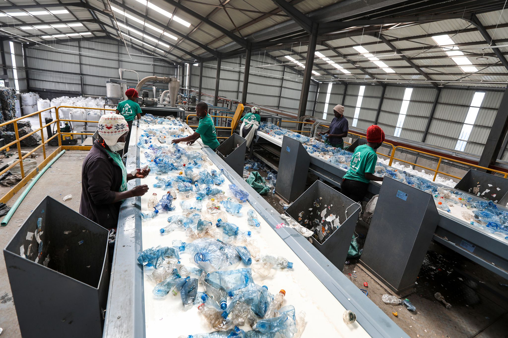 Im Werk von T3 in Athi River wird das Eingangsmaterial vor der Weiterverarbeitung sorgfältig sortiert. Der von FDA und EFSA zugelassene Starlinger PET-Recyclingprozess garantiert die sichere Verwendung des PET-Rezyklats in Bottle-to-Bottle-Anwendungen. Copyright: T3