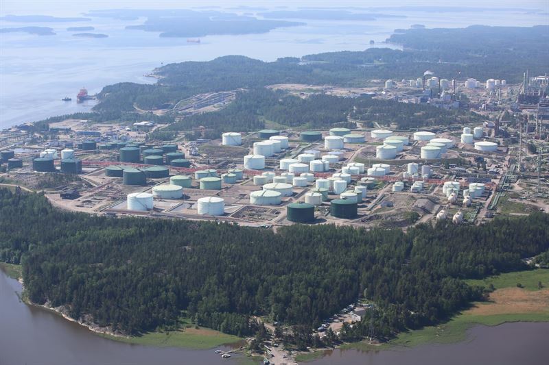 Tanks in der Raffinerie von Neste in Porvoo, Finnland. Seit 2022 arbeitet Neste an einer Studie zur Transformation der Raffinerie in einen Produktionsstandort für erneuerbare und Kreislauflösungen mit Einstellung der Rohölverarbeitung bis Mitte der 2030er Jahre. Copyright: Neste