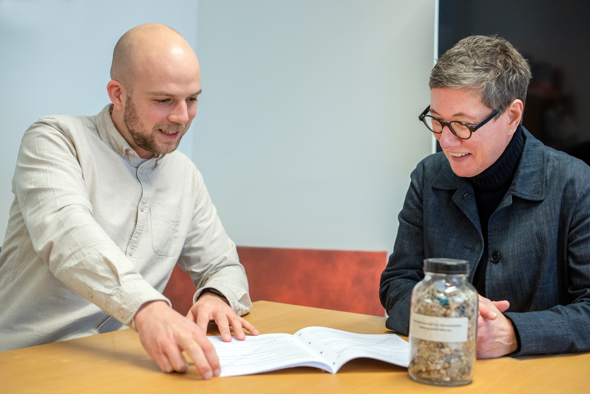 Grund zur Freude: Projektingenieur Max Kölking und Projektleiterin Prof. Dr. Sabine Flamme haben in Forschungsvorhaben am IWARU der FH Münster ein Verfahren weiterentwickelt, um Brennstoffe aus Abfällen in Echtzeit zu analysieren und sie energetisch zu nutzen. Im Dezember 2022 hat das Deutsche Institut für Normung (DIN) die Norm 54390 veröffentlicht, die Standards zum Echtzeitanalyseverfahren festlegt. Copyright: FH Münster/Michelle Liedtke