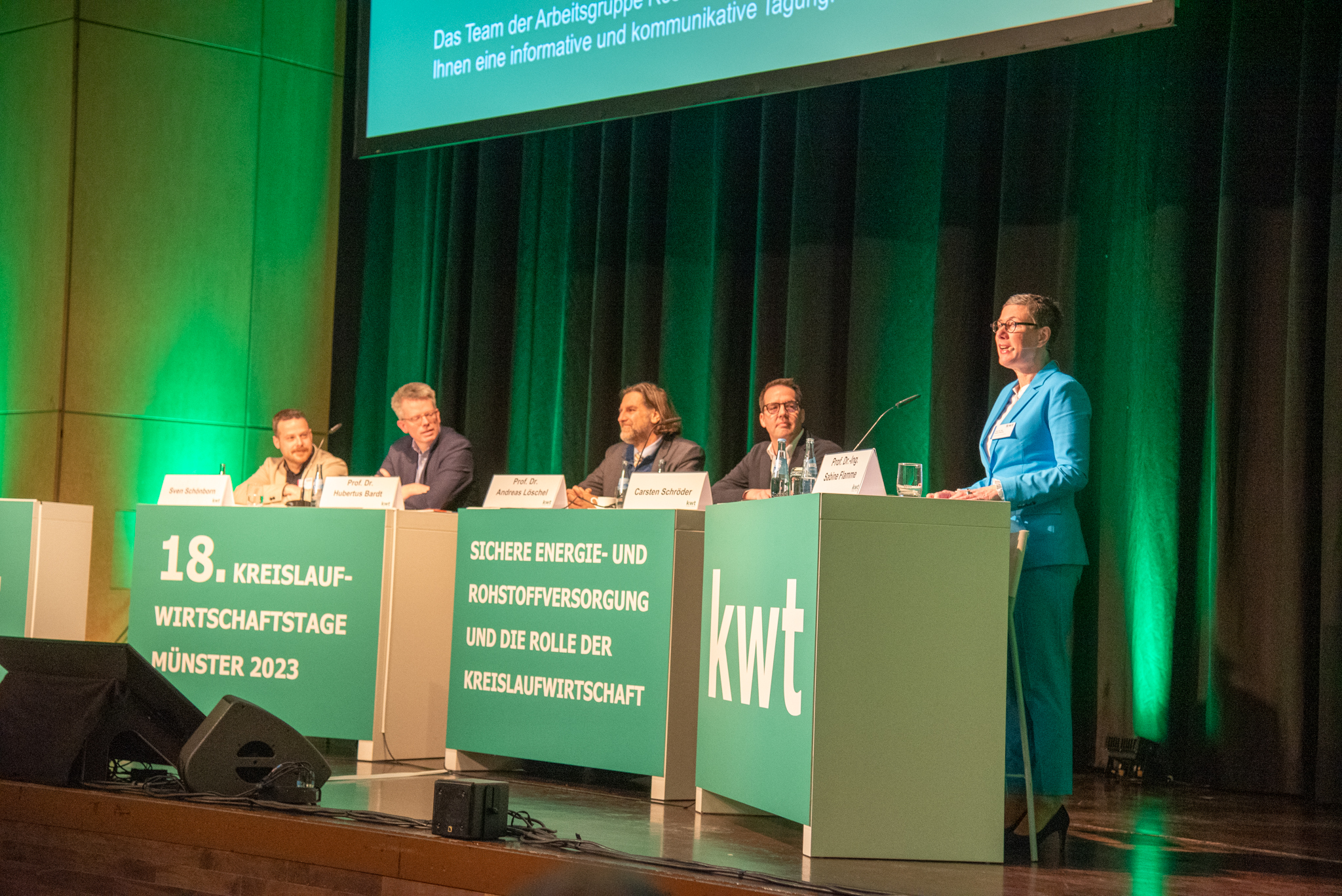 Prof. Dr. Sabine Flamme (r.) begrüßte die Teilnehmenden der 18. Kreislaufwirtschaftstage Münster. Anschließend folgten Keynotes und Impulse von (v. l.) Sven Schönborn vom Bundesverband der deutschen Industrie, Prof. Dr. Hubertus Barth vom Institut der deutschen Wirtschaft, Prof. Dr. Andreas Löschel von der Ruhr-Universität Bochum und FH-Vizepräsident Carsten Schröder. Copyright: FH Münster/Michelle Liedtke