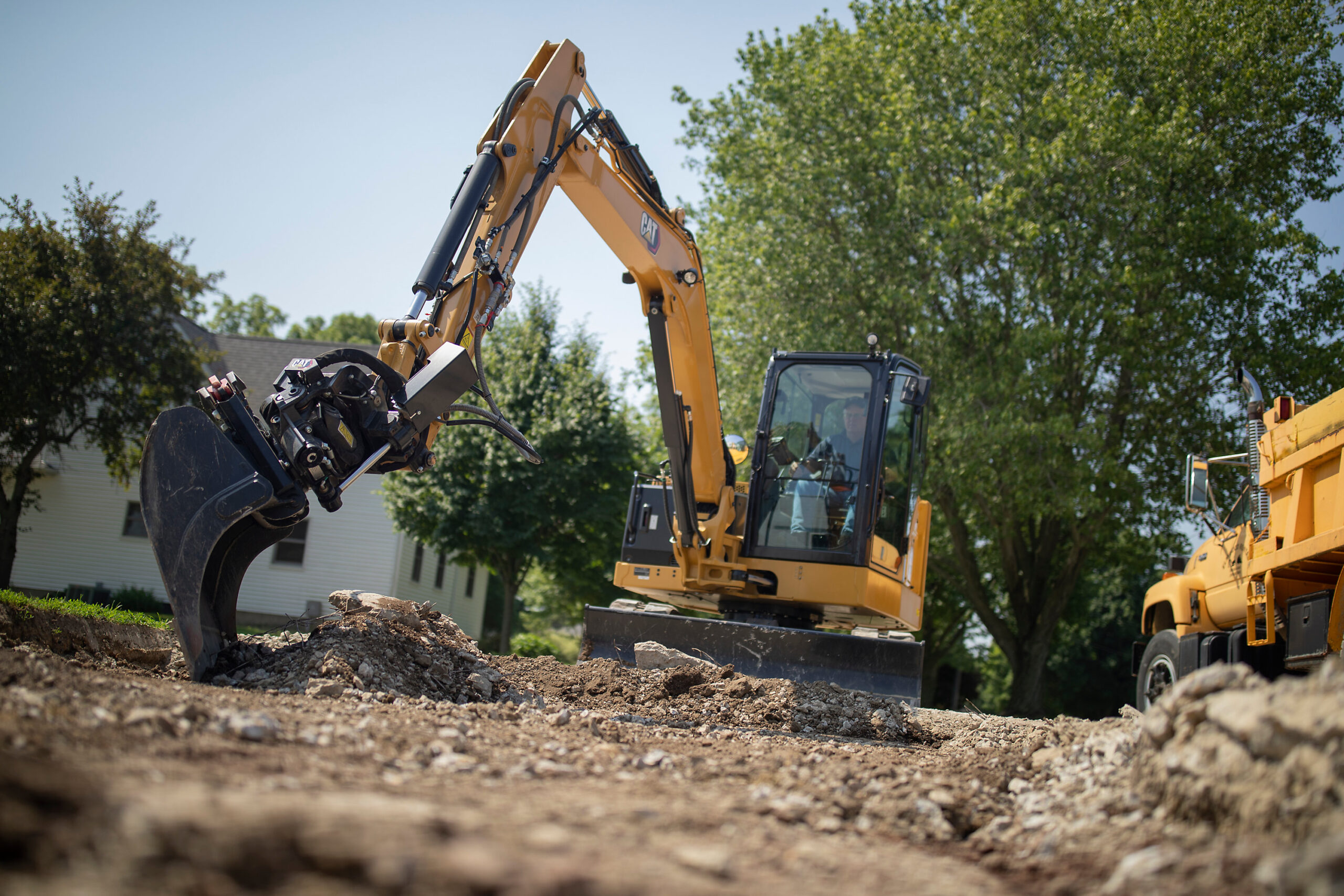 Die neuen TRS-Modelle erhöhen die Vielseitigkeit des Minibaggers, so können von einer einzigen Position aus mehr Arbeitsbereiche erreicht werden. Copyright: Zeppelin/Caterpillar
