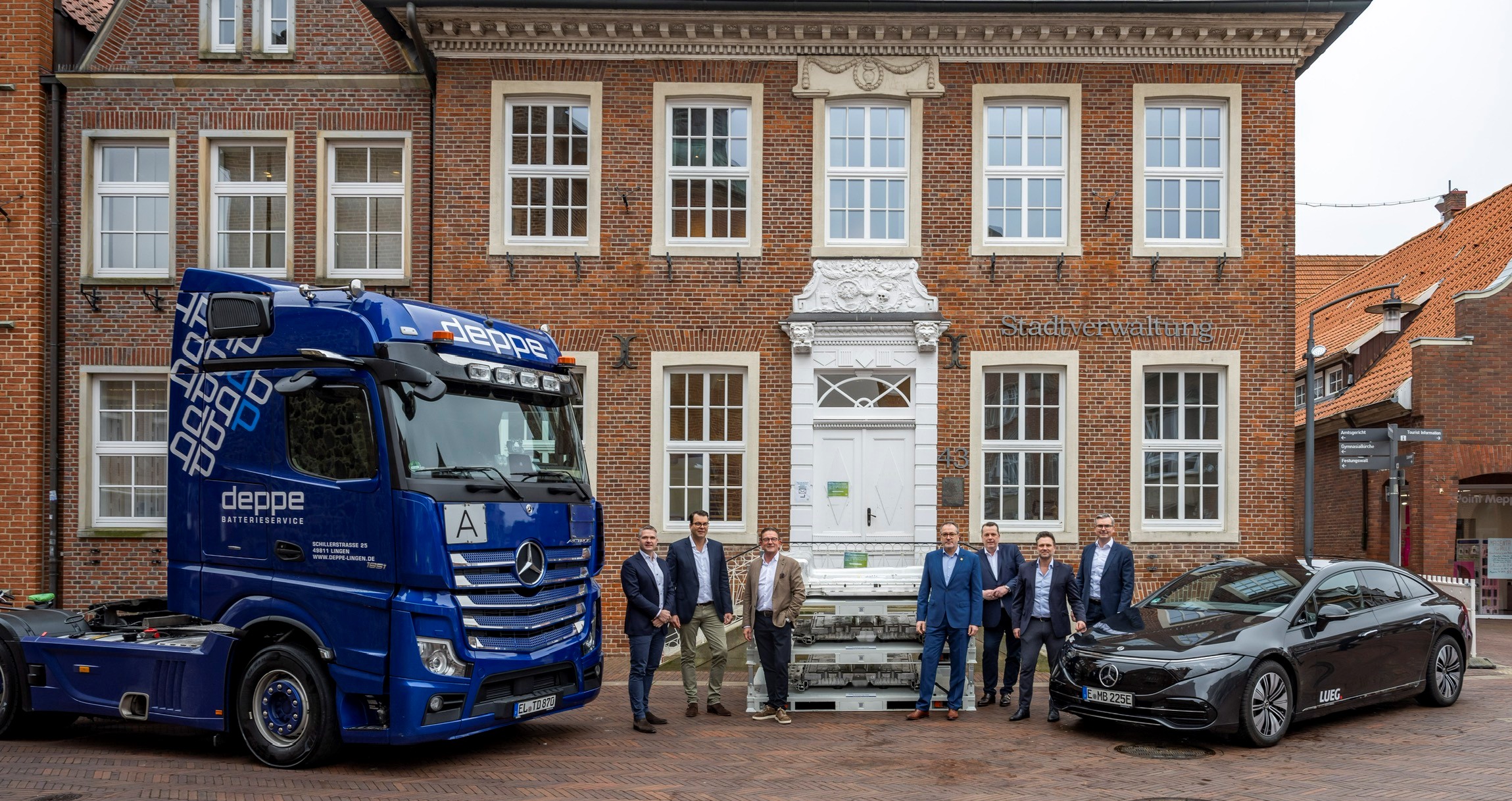 Wollen mit der Gründung der RE.LION.BAT. Circular GmbH als Unternehmen für Batterie-Recycling auf das Wachstum des Marktes für Elektromobilität reagieren (v.l.n.r.): Martijn Storm, Vorstandssprecher der Fahrzeug-Werke LUEG AG, Christoph Spandau, zukünftiger Vorsitzender der Geschäftsführung des Joint Ventures Re.Lion.Bat. Circular GmbH, Thomas Deppe, geschäftsführender Gesellschafter der Deppe-Unternehmensgruppe, Helmut Knurbein, Bürgermeister der Stadt Meppen, Stefan Jansen, Mitglied des Vorstands der Fahrzeug-Werke LUEG AG, Michael Kedwesch, geschäftsführender Gesellschafter der Deppe-Unternehmensgruppe, Benjamin Kaiser, Mitglied des Vorstands der Fahrzeug-Werke LUEG AG Copyright: Schöning Fotodesign