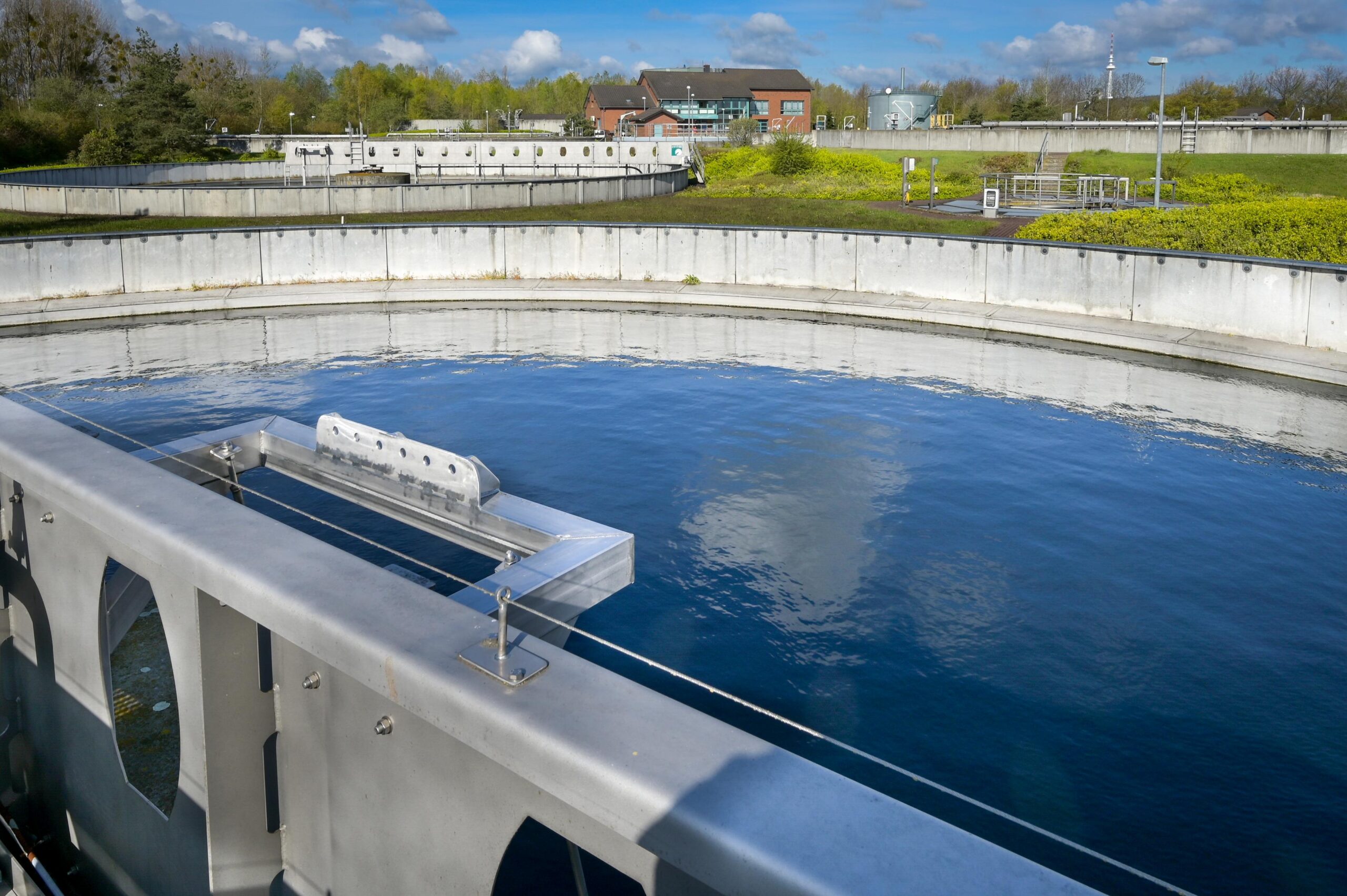 Klärbecken auf der Kläranlage Schönebeck
Veolia Wasser Deutschland, Schönebeck, Abwasser, Kläranlage, Becken, Klärbecken, Räumerbrücke Copyright: H. Rebsch