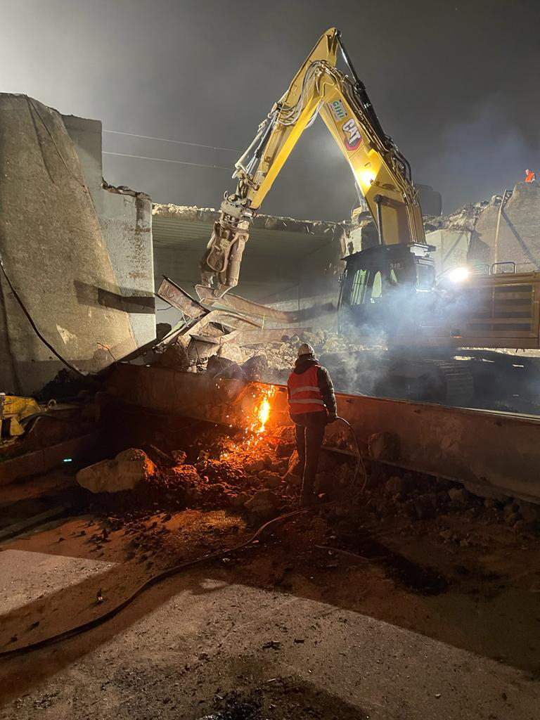 Bauleiter Carsten Marx zeigte sich zufrieden mit dem Fortschritt beim Rückbau der Eisenbahnüberführung am Bahnhof Quierschied. Copyright: Zeppelin/Cat
