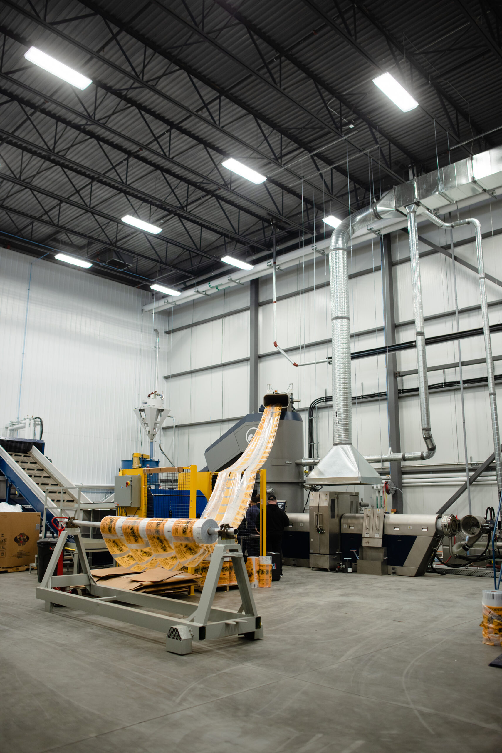 Post-commercial Verpackung wird auf einer Erema-Recyclinganlage verarbeitet. Copyright: Polykar