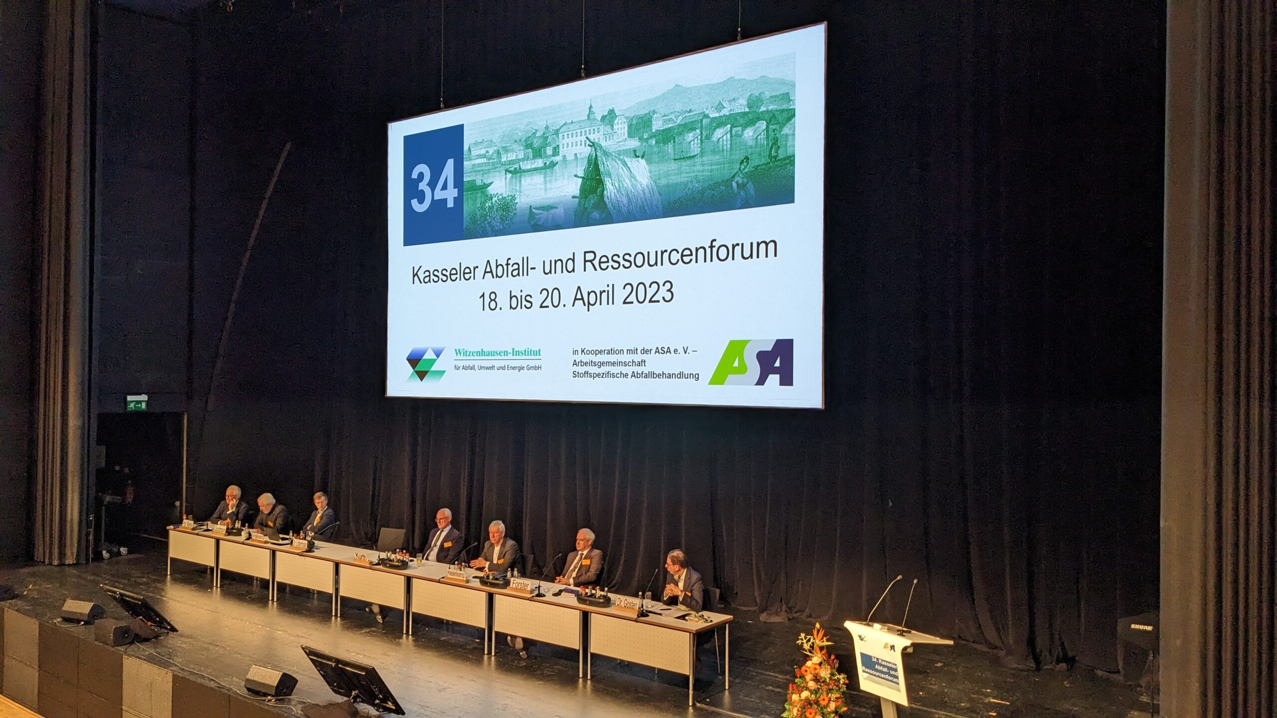 Auf dem Witzenhausen-Forum in Kassel (von links): Klaus Wiemer, Thomas Grundmann, Hendrik Engelkamp, Peter Kurth, Patrick Hasenkamp, Henry Forster, Alexander Gosten. Nach ihrem Vortrag schon auf dem Weg zurück nach Berlin war Susanne Lottermoser vom Bundesumweltministerium. (Quelle: Marius Schaub)