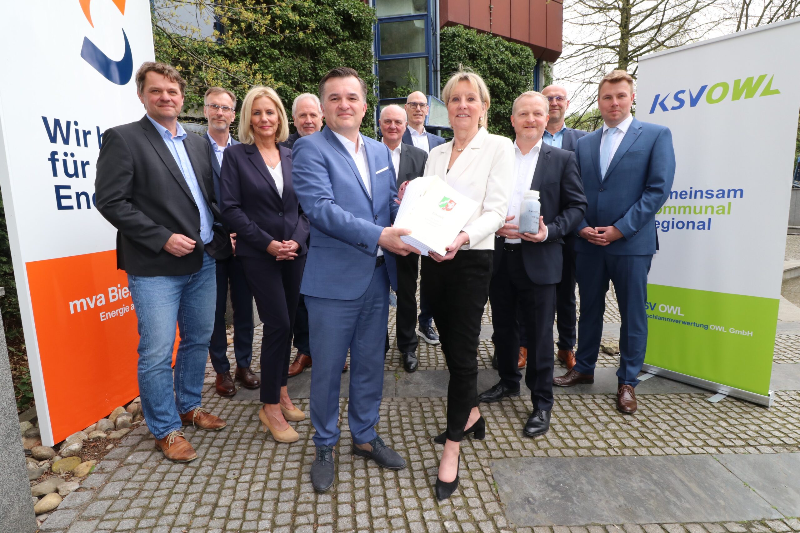 Martin Adamski, Umweltdezernent der Stadt Bielefeld, Thomas Pörtner, Geschäftsführer der MVA Bielefeld-Herford GmbH, Dagmar Dörtelmann, Geschäftsführerin der Betrem GmbH, Thomas Grundmann, stellv. Aufsichtsratsvorsitzender der Klärschlammkooperation OWL GmbH, Stefan Pöschel, Geschäftsführer der MVA Bielefeld-Herford GmbH, Detlef Werner, Aufsichtsratsvorsitzender der MVA Bielefeld-Herford GmbH, Rainer Müller, Geschäftsführer der Stadtwerke Bielefeld, Dr. Ute Röder, Aufsichtsratsvorsitzende der Klärschlammkooperation OWL GmbH, Mirco Koppmann, Geschäftsführer der Klärschlammkooperation OWL GmbH, Georg Kleikemper, Geschäftsführer der Klärschlammkooperation OWL GmbH, Sven Bökemeier, Geschäftsführer der Klärschlammkooperation OWL GmbH. Copyright:  Klärschlammverwertung OWL GmbH