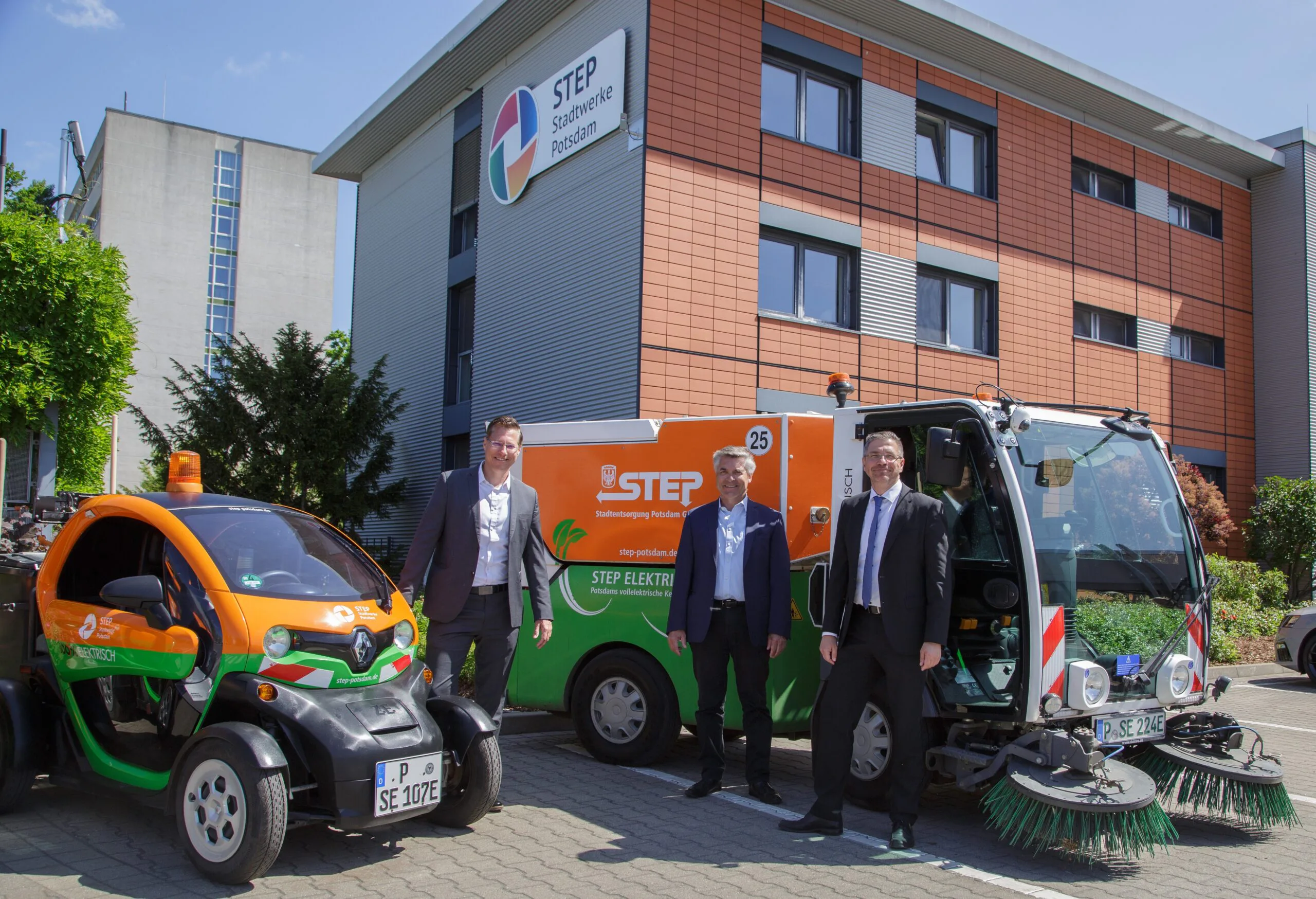 Oberbürgermeister Mike Schubert (r.) und den STEP-Geschäftsführern Florian Freitag und Burkhardt Greiff. Copyright: Stadtwerke Potsdam/Katrin Paulus
