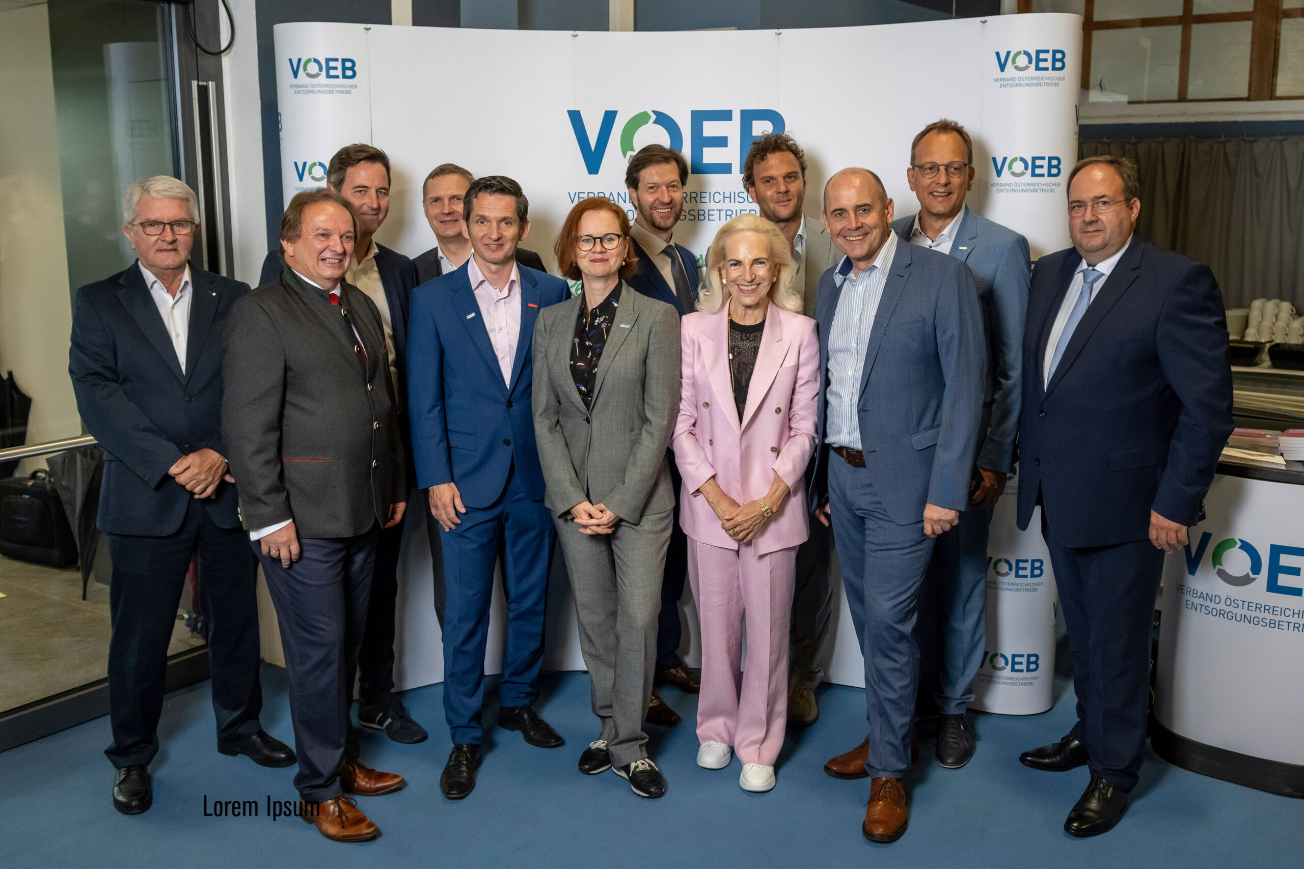 Der wiedergewählte VOEB Vorstand rund um Präsidentin Gabriele Jüly: v.l.n.r.: Günther Habel (Regionalvorstand Oberösterreich), Alois Fürnkranz (Regionalvorstand Wien), Oskar Preinig (Regionalvorstand Kärnten), Franz Predl (Vorstandsmitglied), Andreas Opelt (Vizepräsident und Regionalvorstand Steiermark), Gabriele Jüly (Präsidentin), Franz Netoliczka (VOEB Kassier Stv.), Ingeborg Freudenthaler (Vizepräsidentin und Regionalvorstand Tirol), Lukas Rossbacher (Vorstandsmitglied), Roland Richter (Kassier), Stefan Tollinger (Regionalvorstand Niederösterreich) sowie Johann Struber (Regionalvorstand Salzburg) Copyright: Marco Schlager