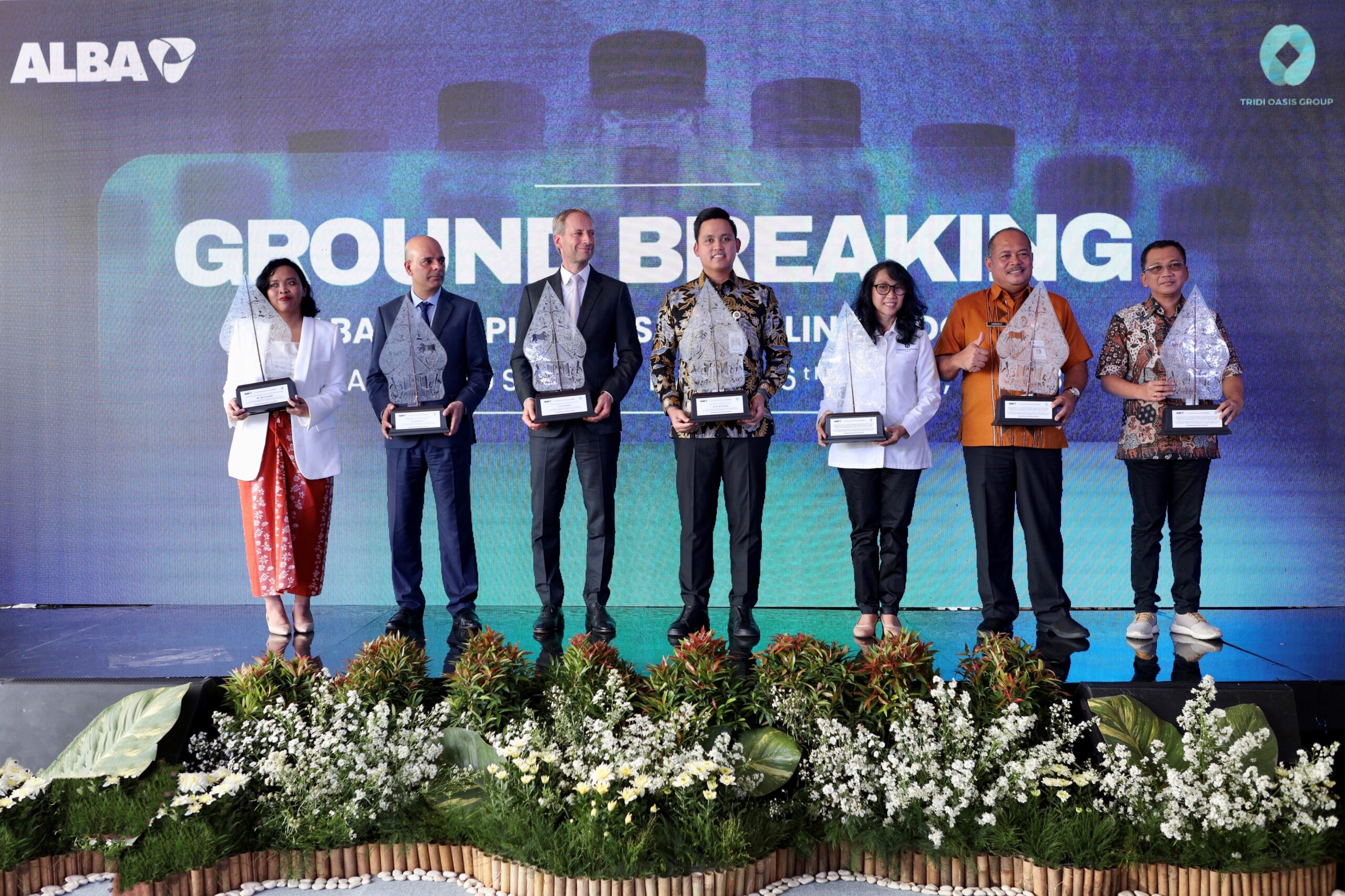 Von Links: Dian Kurnaiawati / Director PT ALBA Tridi Plastics Recycling Indonesia, Dr. Axel Schweitzer / Gesellschafter und Chairman Interzero und Alba Group Asia, Jackie B. Surtani / Director, Private Sector Operations Department, ADB sowie Vertreter der nationalen und regionalen Regierungsstellen. Copyright: Interzero