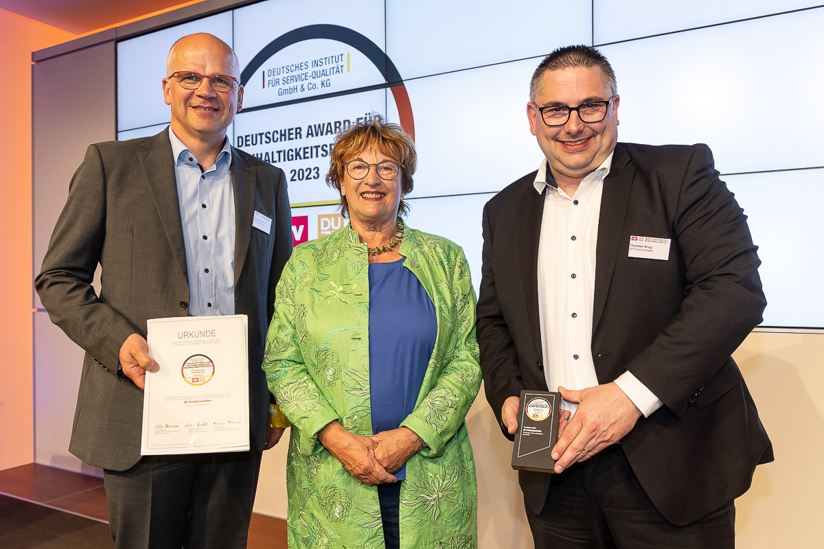 Prämiert für die Reduzierung der Abfallmengen: Das Bielefelder Remanufacturing-Werk von ZF erhält den Deutschen Award für Nachhaltigkeitsprojekte 2023. Im Bild (v.r.n.l.): Thorsten Krug, Technischer Leiter am Standort, Schirmherrin und Bundesministerin a.D. Brigitte Zypries sowie Michael Reinhart, Regionaler Betriebsleiter der ZF-Nutzfahrzeugdivision, bei der Preisverleihung in Berlin. Copyright: Pedro Becerra / ntv / DISQ / DUP