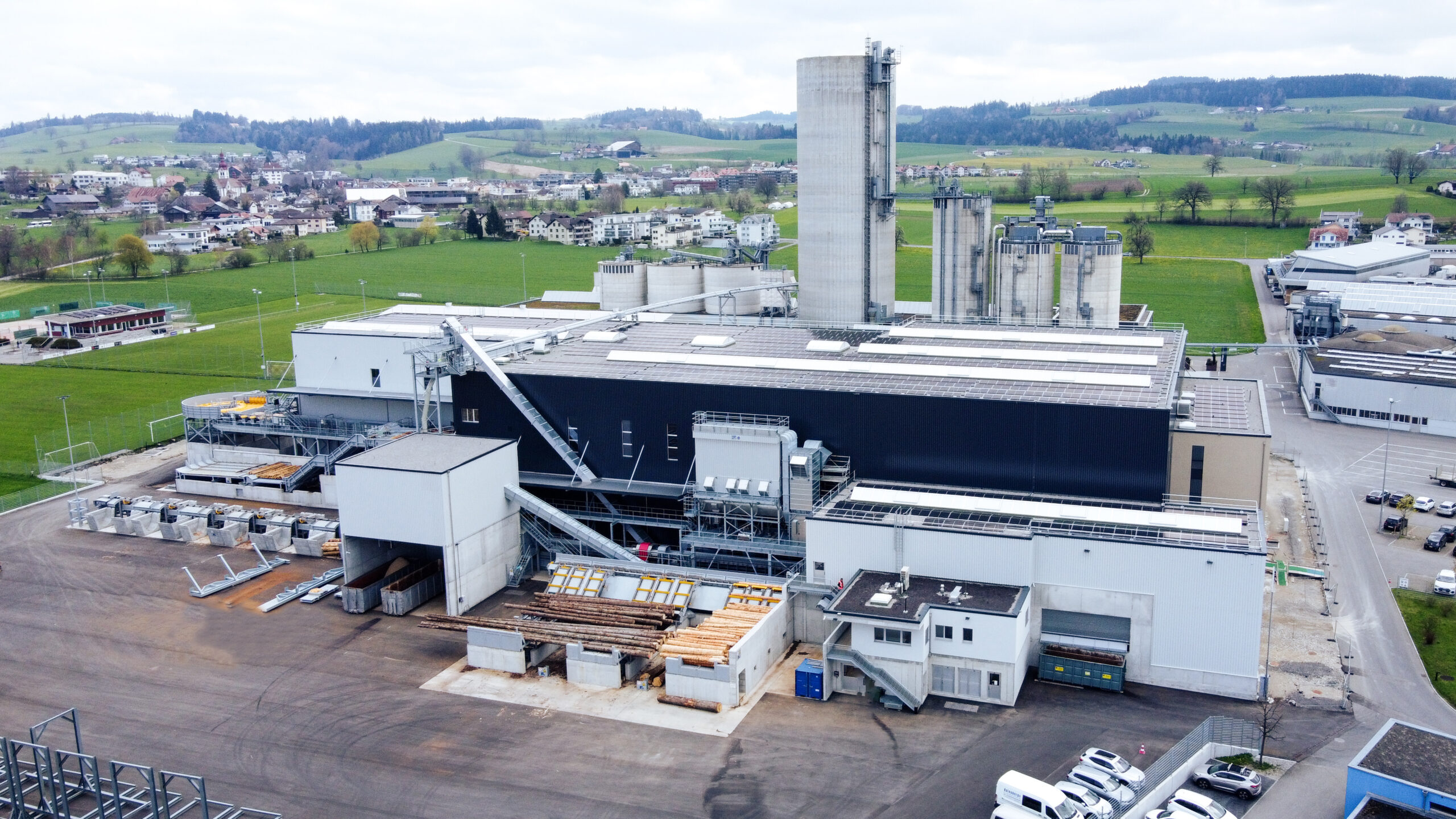 Der Neubau der Tschopp AG: Vecoplan lieferte Anlagen, um die Resthölzer der Sägewerkslinie zu entsorgen und aufzubereiten. Copyright: Vecoplan