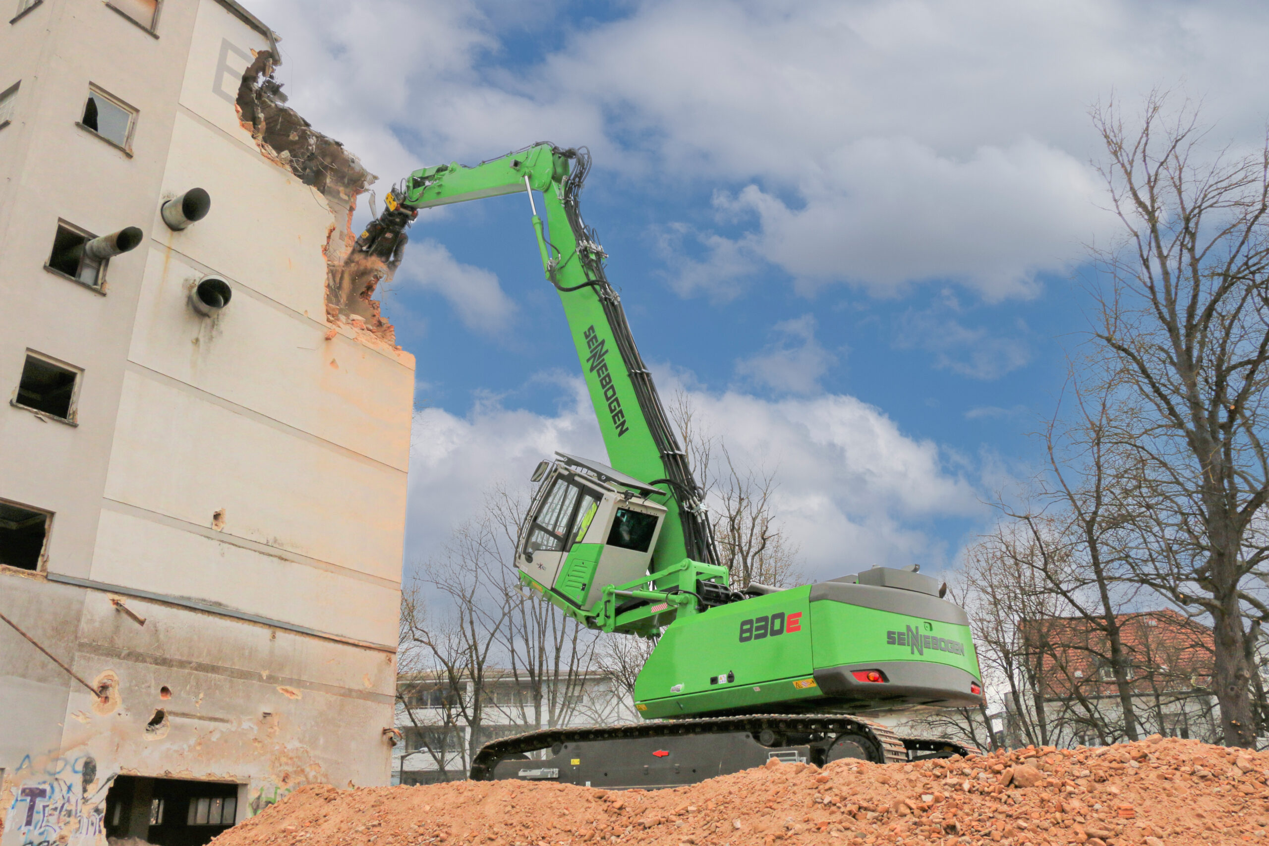 Die hohe Reichweite von bis zu 18 m Bolzenhöhe ermöglicht optimales Arbeiten auch bei hohen Abbruchobjekten. Copyright: Sennebogen