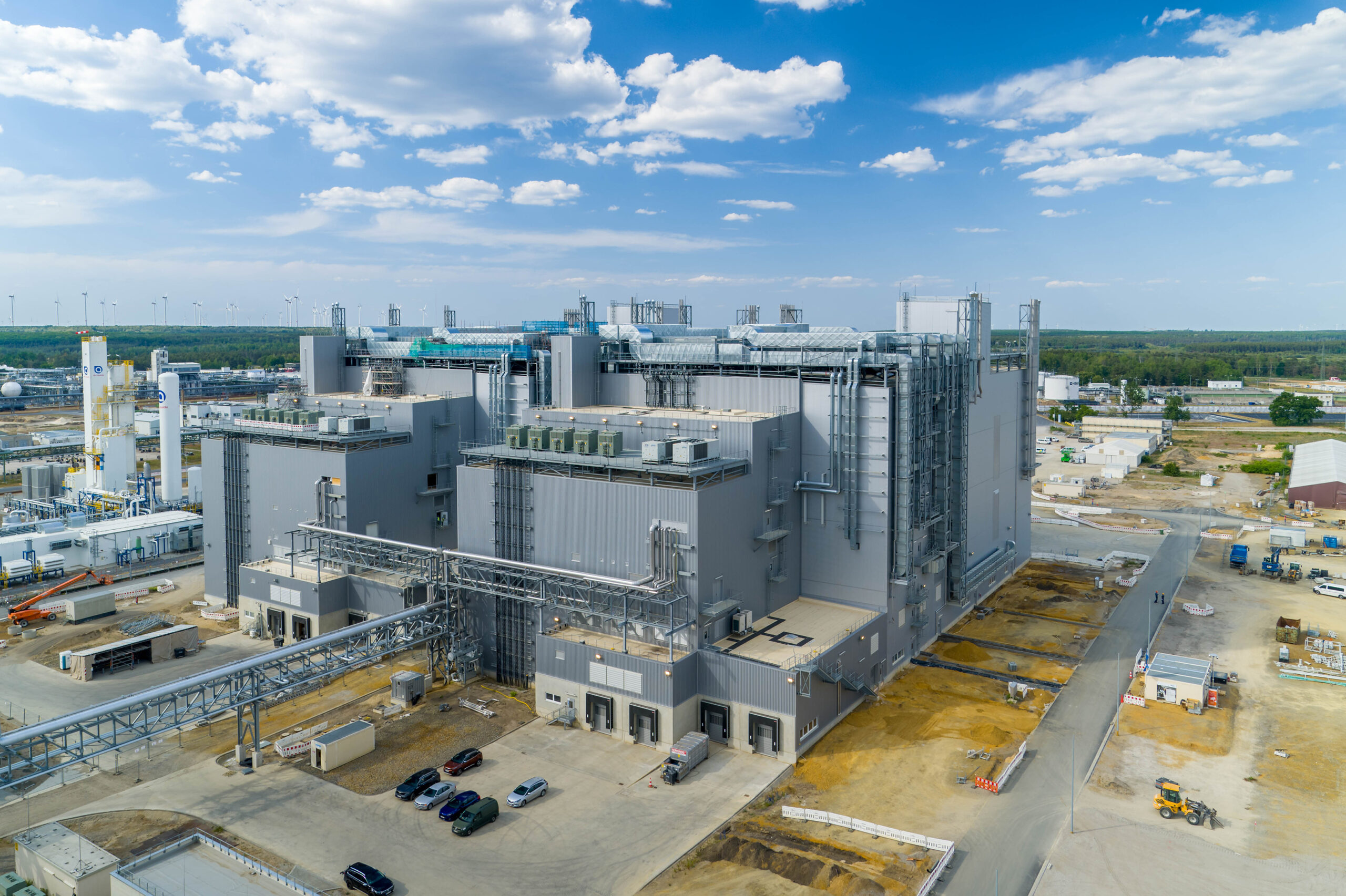 Mit der Anlage für Kathodenmaterialien in Schwarzheide produziert BASF nun in allen drei Hauptmärkten weltweit: Europa, Asien und Nordamerika. Sie ist die erste Produktionsanlage für leistungsstarke Kathodenmaterialien in Deutschland und die erste vollautomatische Großanlage zur Herstellung von Kathodenmaterialien in Europa. Copyright: BASF