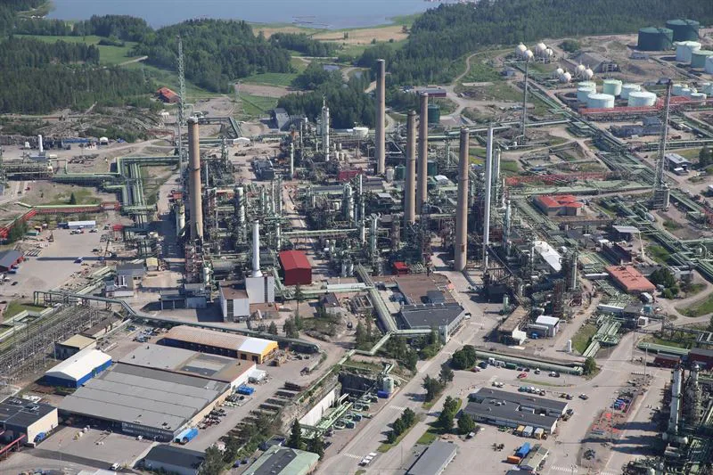 Die Raffinerie von Neste in Porvoo, Finnland, bietet hervorragende Möglichkeiten für die Umwidmung und Weiterverwendung bestehender Anlagen und Verfahren für neue Zwecke. Dazu zählt auch die Verarbeitung von verflüssigtem Kunststoffabfall zu einem hochwertigen Rohstoff für die petrochemische Industrie. Copyright: Neste