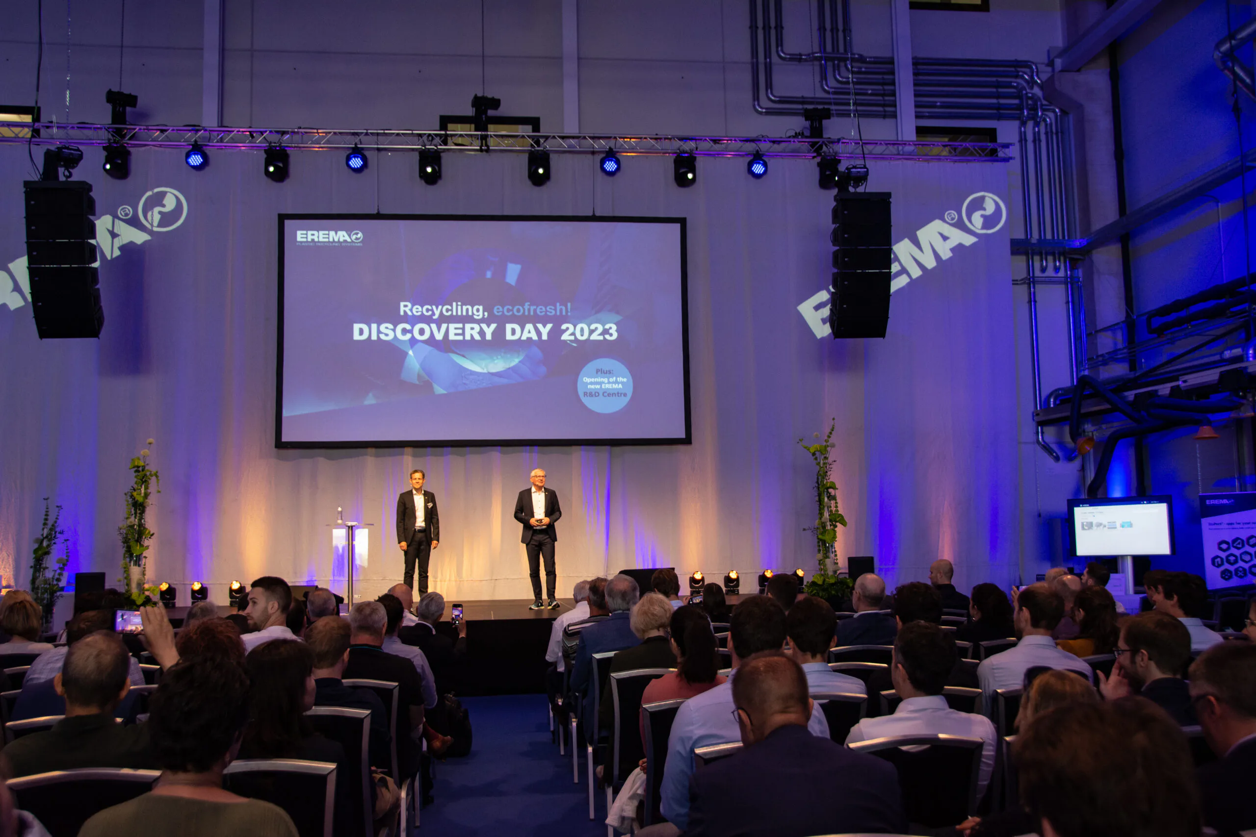 „Manfred Hackl, CEO Erema Group und Markus Huber-Lindinger, Managing Director Erema, eröffnen den Erema Discovery Day 2023“.
© Erema