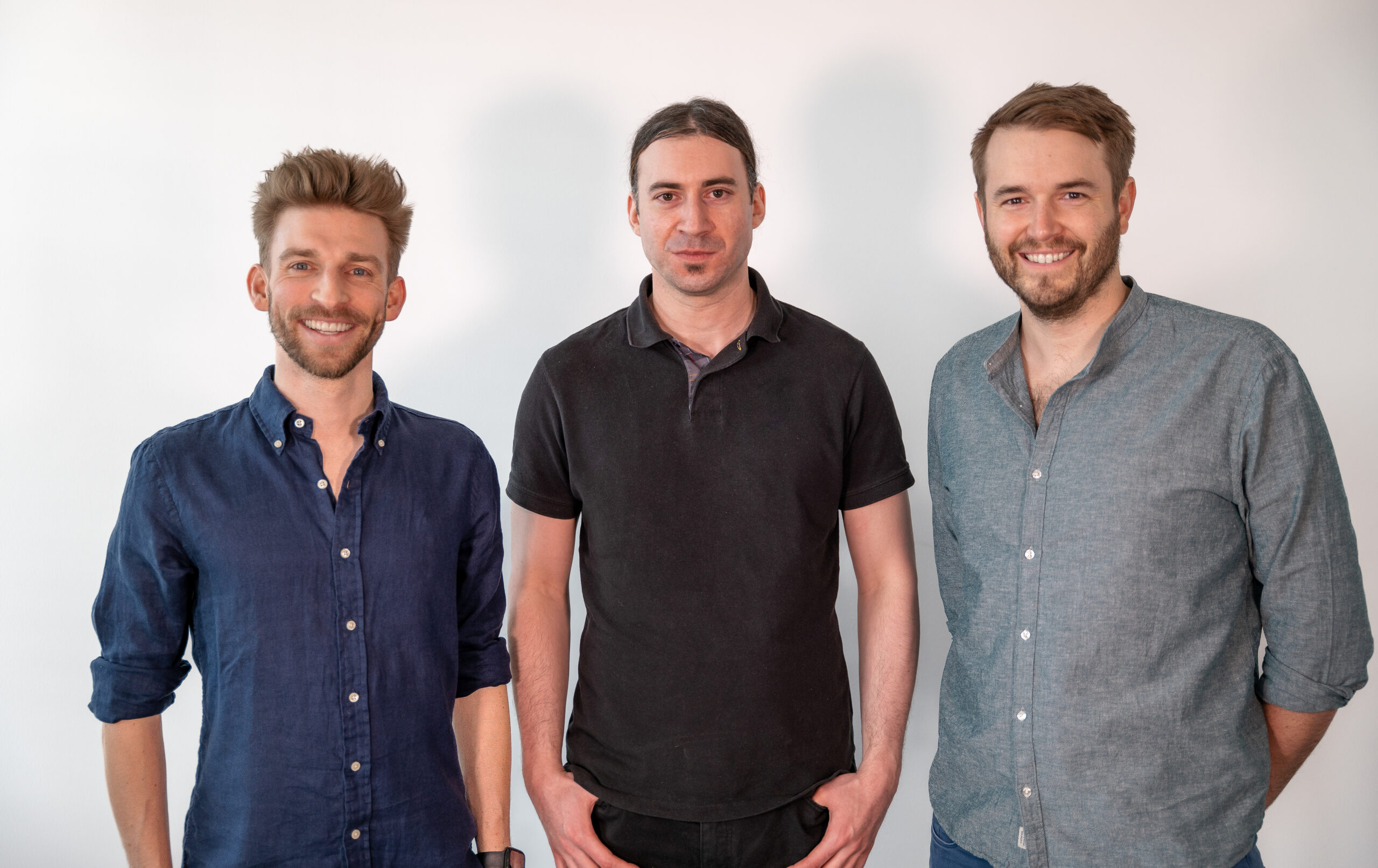 Kilian Kaminski, Jürgen Riedl und Peter Windischhofer, v.l.n.r. (c) refurbed
•	Refurbed verzeichnet erstmals einen Außenumsatz von einer Milliarde Euro.
•	Refurbed hat seit der Gründung über drei Millionen elektronischen Produkten ein zweites Leben ermöglicht.
•	Der Online-Marktplatz hat insgesamt über 380 Tonnen Elektroschrott, mehr als  127.000 Tonnen CO2 sowie über 26 Milliarden Liter Wasser eingespart. Das geht aus dem Impact Report von refurbed hervor.
Berlin/ Wien, 28. Juni 2023 – Der Online-Marktplatz refurbed hat einen neuen Meilenstein in seiner Unternehmensgeschichte erreicht: Seit Gründung im Jahr 2017 wurde nun erstmals ein Gesamtaußenumsatz von einer Milliarde Euro erzielt. Refurbed unterstreicht damit die eigene Rolle als am schnellsten wachsender Marktplatz der gesamten DACH-Region für erneuerte elektronische Produkte. Das Unternehmen bedient damit die steigende Nachfrage nach einer klimafreundlicheren und ressourcenschonenderen Alternative zu Neu- und Gebrauchtprodukten. Vor drei Jahren ist es refurbed gelungen, erstmals einen Außenumsatz von 100 Millionen Euro zu erzielen.
„Wir sind außerordentlich stolz auf diesen Meilenstein“, so Co-Gründer Peter Windischhofer. „Eine Milliarde Euro Außenumsatz ist eine unglaubliche Leistung aller, die zu diesem Erfolg beigetragen haben. Ein großes Dankeschön an alle Mitarbeiterinnen und Mitarbeiter, wie auch an unsere Partnerinnen und Partner. Wir sehen unseren Erfolg als ein starkes Zeichen des Marktes sowie der Tatsache, dass Themen wie Nachhaltigkeit und Kreislaufwirtschaft weiter an Relevanz gewinnen.”
Ein nachhaltiger Konsum und Lifestyle ist längst kein Trend mehr, sondern fest im Alltag der Gesellschaft angekommen. Dass Konsum klimafreundlicher gelebt wird, zeigt sich im Erfolg des Scale-ups: Mit dem Verkauf von über drei Millionen refurbished Elektronikprodukten wie Smartphones, Laptops und Tablets konnte refurbed insgesamt über 380.000 Kilogramm elektronischen Abfall vermeiden und über 127.000 Tonnen CO2 sowie mehr als 26 Milliarden Liter Wasser einsparen, die bei der Produktion neuer Geräte angefallen wären. Zum Vergleich: Österreich und die Schweiz haben im Jahr 2019 zusammen etwa 380.000 Kilogramm Elektroschrott produziert. Laut dem Statistischen Bundesamt verzeichnete Deutschland im Jahr 2020 etwas mehr als eine Million Tonnen Elektroschrott. 127.000 Tonnen CO2 entsprechen dem jährlichen Energieverbrauch von 22.400 Haushalten und 26 Milliarden Liter Wasser werden im Laufe eines Jahres von 550.000 Ein-Personen-Haushalten verbraucht.
Eine kürzlich von refurbed beauftragte Studie des renommierten Fraunhofer Austria Research Instituts hat ergeben, dass durch die professionelle Wiederaufbereitung von Elektrogeräten bis zu 83 Prozent CO2 im Vergleich eines Neuprodukts  eingespart werden können.
Kilian Kaminski, Co-Gründer von refurbed, ergänzt: „Es freut uns zu sehen, dass wir mit unserer Arbeit einen positiven Impact auf Gesellschaft und Klima leisten und sich immer mehr Konsument:innen für refurbished Geräte entscheiden. Das zeigt, dass wir auf dem richtigen Weg sind, unsere Welt nachhaltiger zu machen. Aber eins steht fest: Wir haben trotzdem noch lange nicht alle Ziele erreicht.”
Refurbed ist in sieben europäischen Ländern aktiv und beschäftigt über 290 Mitarbeiter:innen. Neben Smartphones, Laptops und Tablets vertreibt der Online-Marktplatz auch refurbished (E-)Fahrräder sowie Haushaltsgeräte. Refurbed wurde Ende Mai mit dem EY Scale-up Award als „Scale-up des Jahres“ der Prüfungs- und Beratungsorganisation EY ausgezeichnet und ist Teil des europäischen Verbands für Refurbishment (EUREFAS). Gemeinsam treiben sie Themen wie Kreislaufwirtschaft und Recht auf Reparatur in Europa voran. Seit Mitte Juni ist Co-Gründer Kilian Kaminski Vorstandsmitglied der EUREFAS.