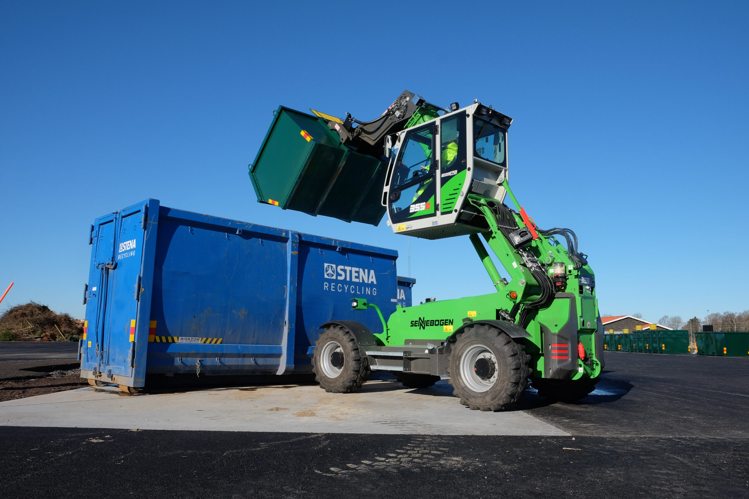 Großer Vorteil: Die hochgefahrene Kabine bietet eine optimale Sicht auf die Container oder die Ladefläche. Copyright: Sennebogen
