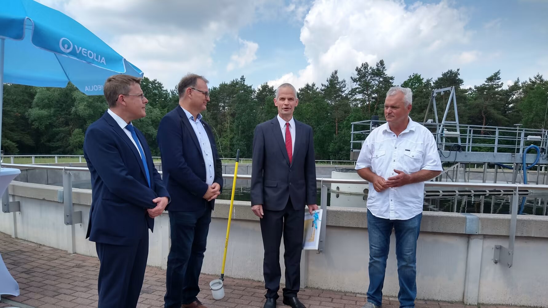 AZV Geschäftsstellenleiter Lars Mögel (2.v.r.) weihte gemeinsam mit Veolia Geschäftsführer Thiébauld Mittelberger (l.), Bürgermeister Heiko Driesnack (2.v.l.) und dem 1. Königsbrücker Klärwärter Ralf Messerschmidt (r.) die ertüchtigte Kläranlage ein. Copyright: Veolia