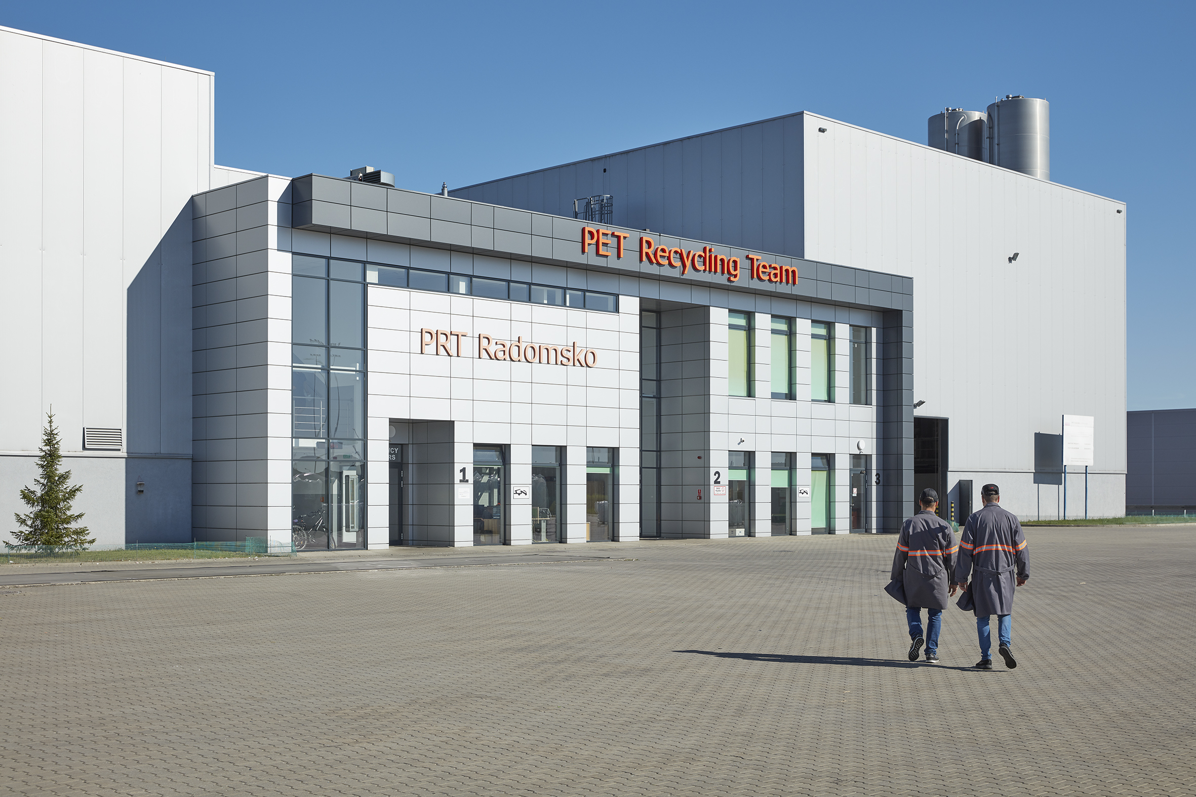Alpla erweitert das PET Recycling Team (PRT) Radomsko in Polen um eine dritte Extrusionsanlage. Mit einer jährlichen Produktionskapazität von 54.000 rPET zählt das Recyclingwerk zu den größten Anlagen dieser Art in Europa. Copyright: Alpla