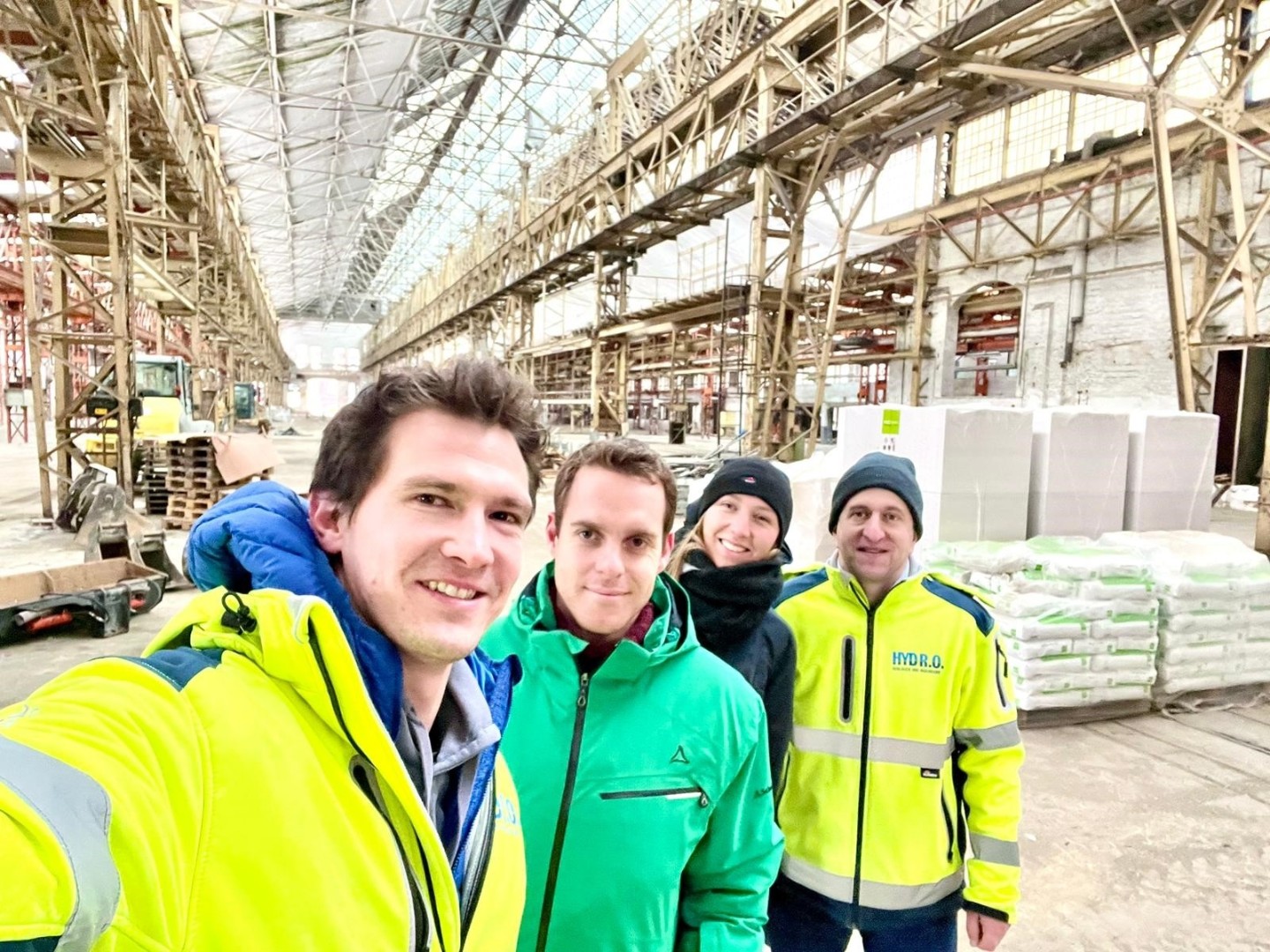 AtWaPlas-Projektteam bei der Besichtigung eines Schadensfalls in einer ehemaligen Transformatorenfabrik in Aachen (v.l.n.r.): Dr. Timm Reisinger (Projektkoordinator und Geschäftsführer HYDR.O.), Dr. Georg Umlauf (stellv. Projektleiter und Wissenschaftler am Fraunhofer IGB), Pia Kronsbein (Projektmitarbeiterin bei HYDR.O.), Andreas Vogel (Projektmitarbeiter bei HYDR.O.). Copyright: HYDR.O