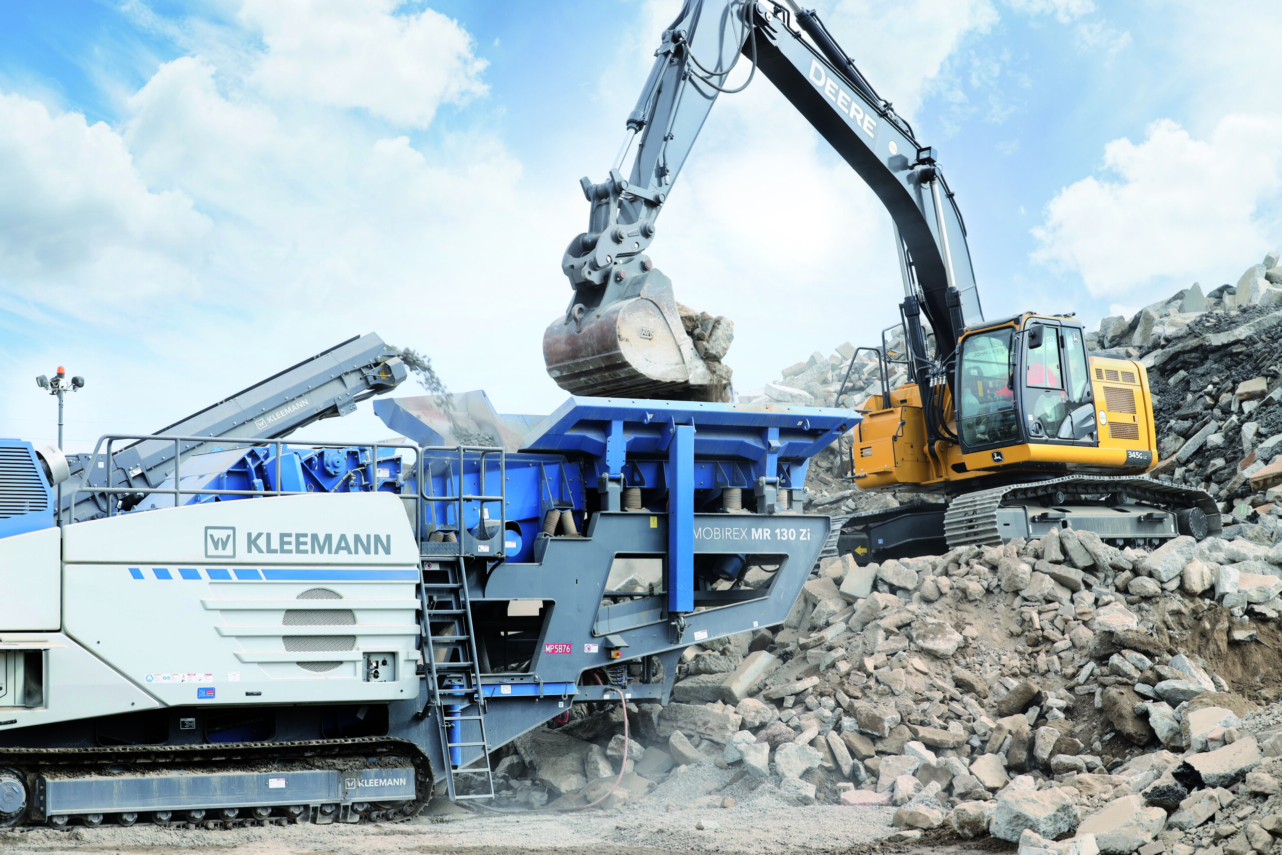 Kleemann Mobirex MR 130i EVO2 im Einsatz mit dem John Deere Bagger 345GLE beim Betonrecycling in Kaliforniern. Copyright: Kleemann