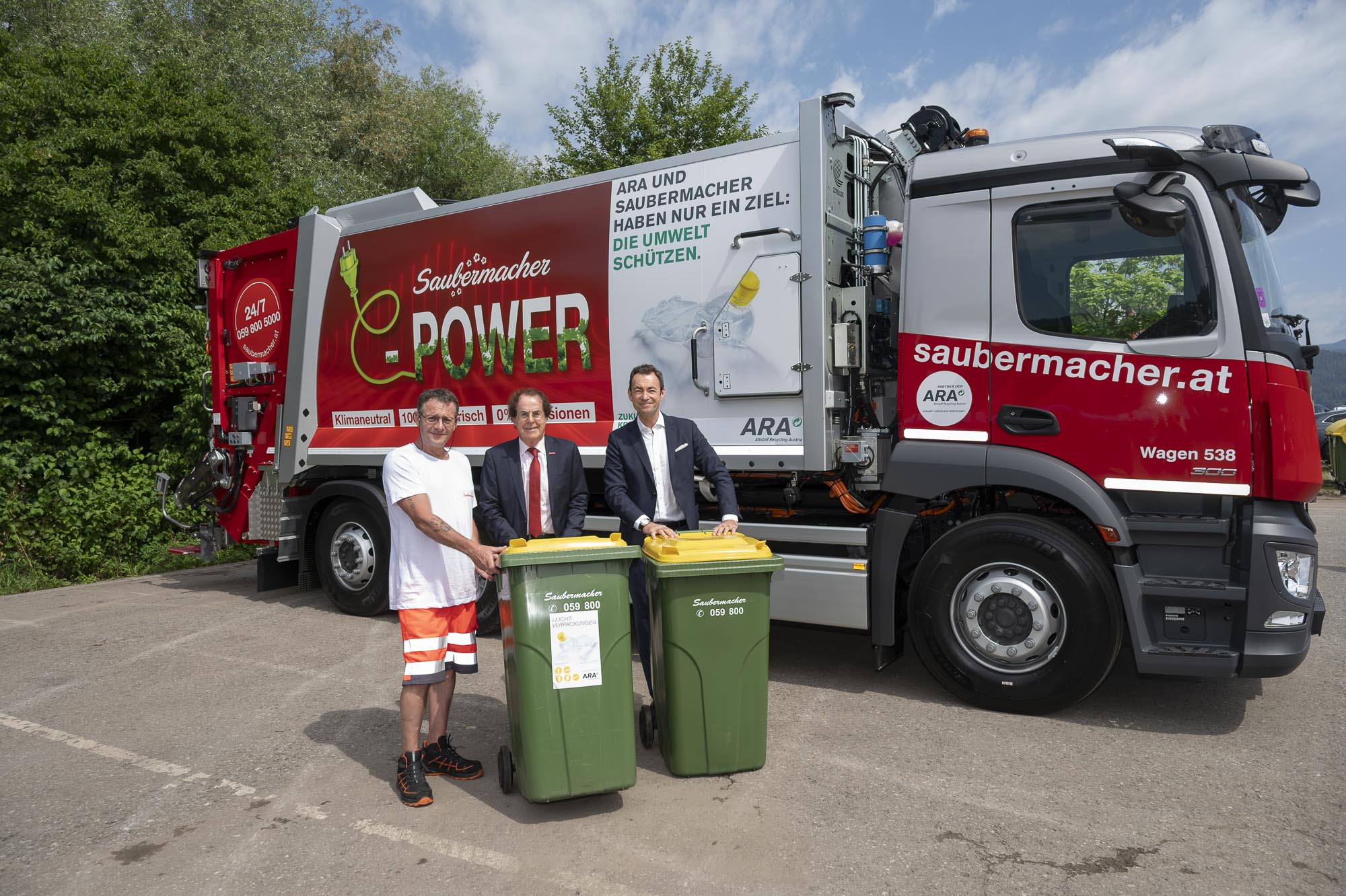 Mario Schapfel, LKW-Fahrer Saubermacher; Hans Roth, Saubermacher Gründer; Harald Hauke, CEO Altstoff Recycling Austria (ARA). Copyright: Saubermacher/Puntigam.