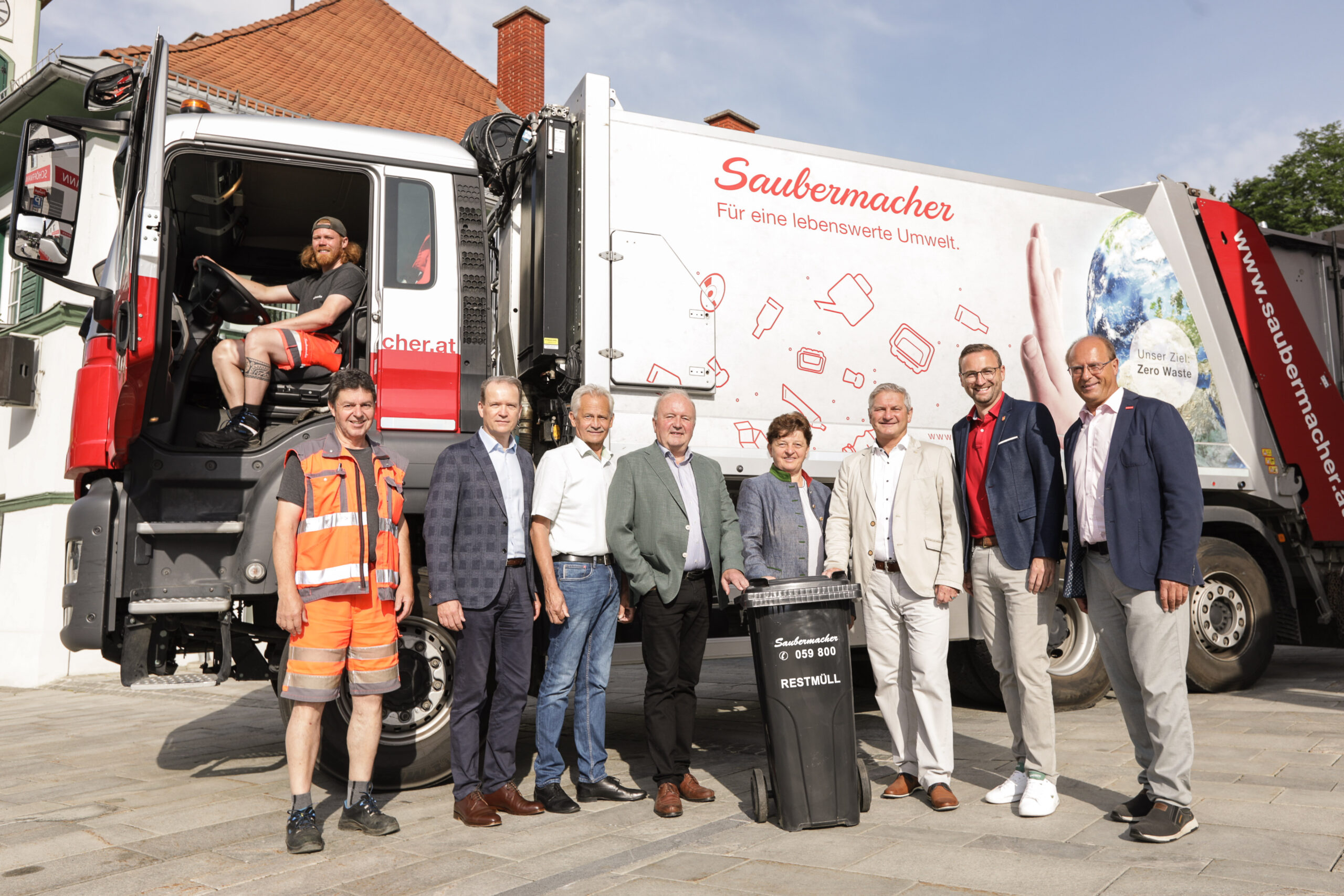 Pierre Graf, Müllaufleger Saubermacher; Peter Friesenbichler, LKW-Fahrer Saubermacher; Manfred König, Vertriebsdirektor Saubermacher; Helmut Prade, AWV Mürzverband; Rudolf Hofbauer, Bürgermeister Langenwang; Regina Schrittwieser, Bürgermeisterin Krieglach; Christian Sander, Bürgermeister Kindberg; Jochen Jance, Bürgermeister Sankt Barbara im Mürztal; Heinz Brunnhofer, Sales Manager Saubermacher.
Fotorechte: Klaus Morgenstern (v.l.n.r.) Copyright: Saubermacher
