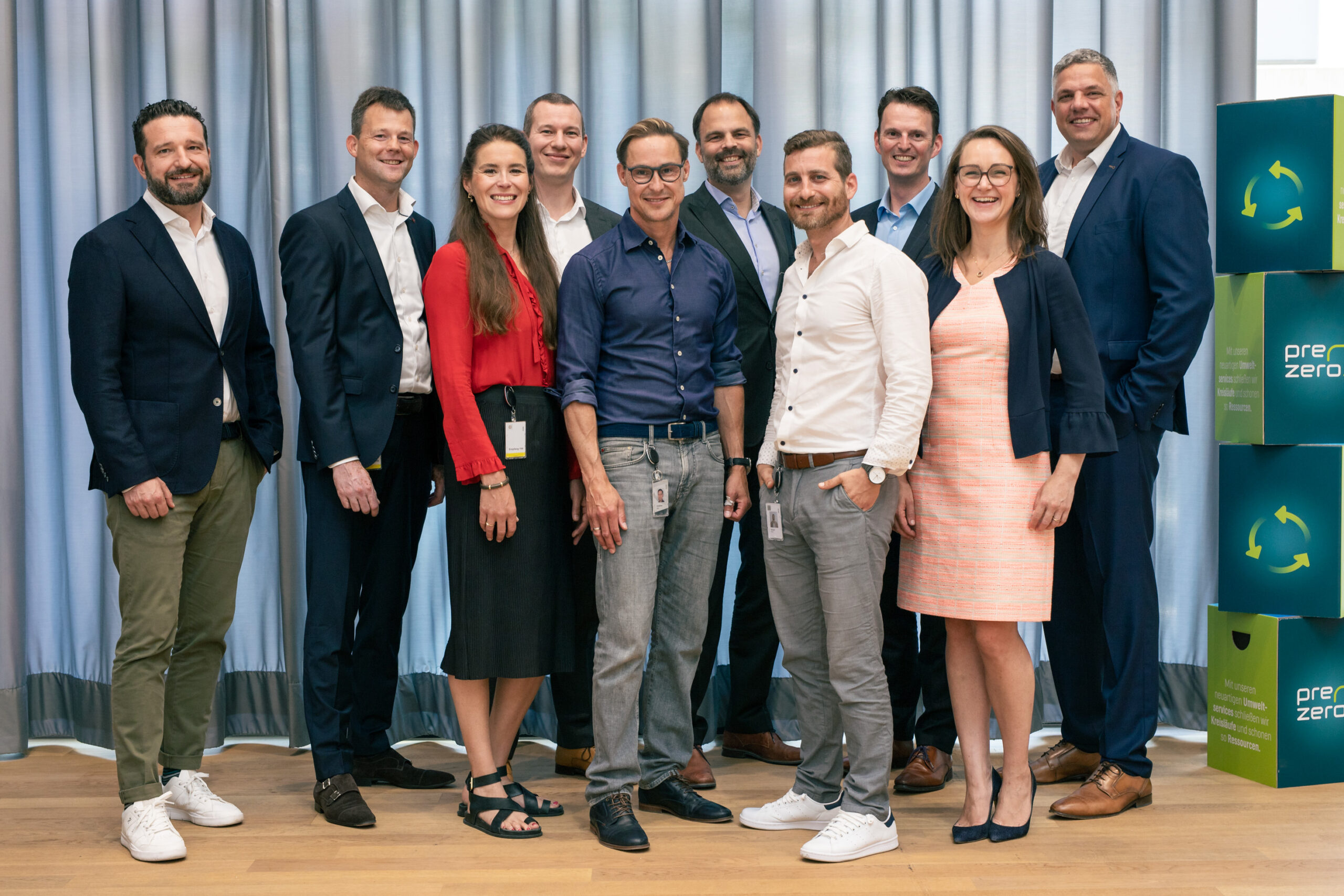 Unterzeichnung der Kooperationsvereinbarung. Von links nach rechts: Christian Kampmann, CEO PreZero Recycling & Recovery Netherlands, Rick Winkelman, Business Development Manager Shell, Sophie Gaarenstroom, Commercial lead plastic waste Shell, Gerald Weiss, COO PreZero International, Jens Schwärmer, Schwarz Group (Procurement), Bart Suijkerbuijk, Plastic Circularity Lead Europe Shell, Shai Mangel, Head of Chemical Recycling PreZero International, Dr. Marco Richrath, Senior Vice President Chemicals + Products Europe Shell, Danielle Ebentreich, General Manager Marketing Europe Shell, Sven Nuener, CSO PreZero International.
