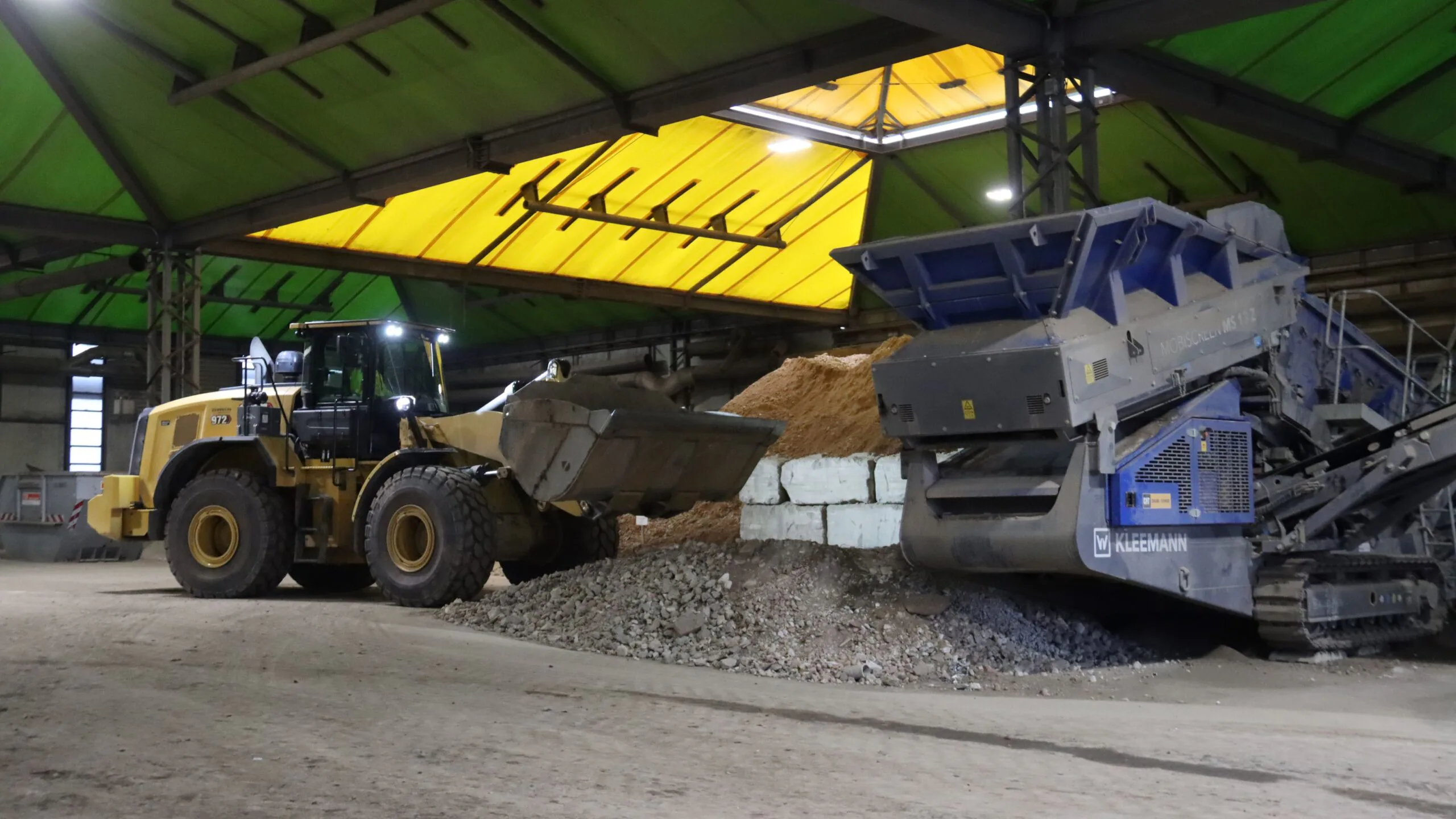 Am Standort Wicker erfolgt der Materialumschlag mineralischer Abfälle der unterschiedlichsten Schadstoffbelastungsklassen mit den Cat Radladern 966 und 972 der neuen Generation. Copyright: Zeppelin