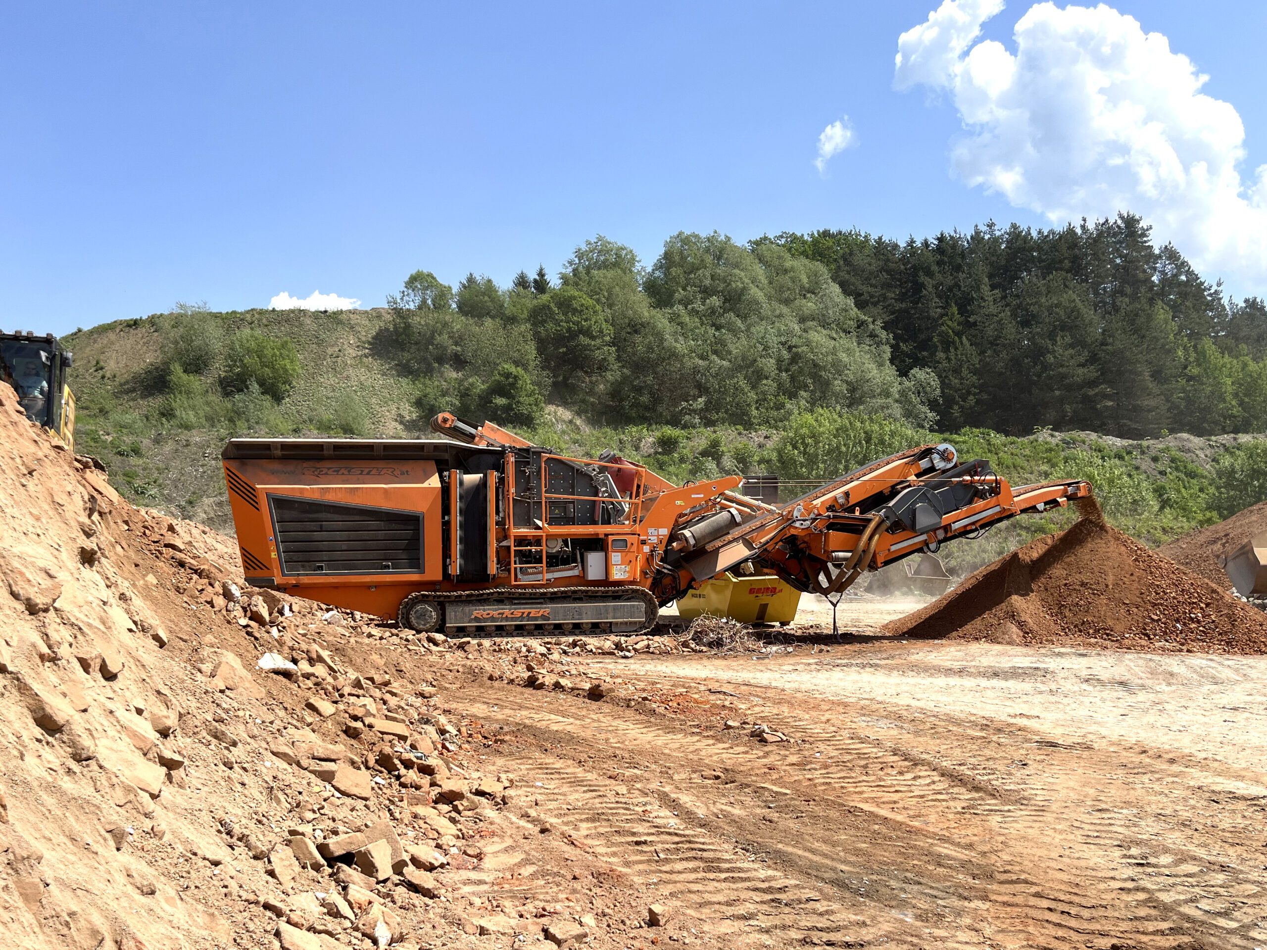 Effiziente Verarbeitung mit R1000S-Brechanlage – GK verarbeitet im Durchschnitt 230 Tonnen Bauschutt pro Stunde und erzeugt dabei ein sauberes Endprodukt mit einer Korngröße von 0/63 mm. Copyright: Rockster