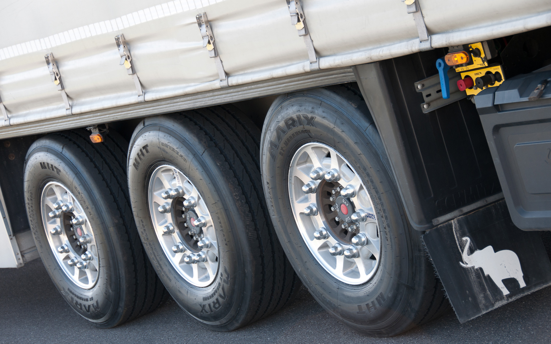 Die Einsatzgebiete für Runderneuerte sind vielseitig: Sie werden für nahezu alle Fahrzeuge genutzt – ob im Fernverkehr, Nahverkehr, Geländeeinsatz, Linienverkehr oder Wintereinsatz. Copyright: Marangoni Retreading Systems Deutschland GmbH