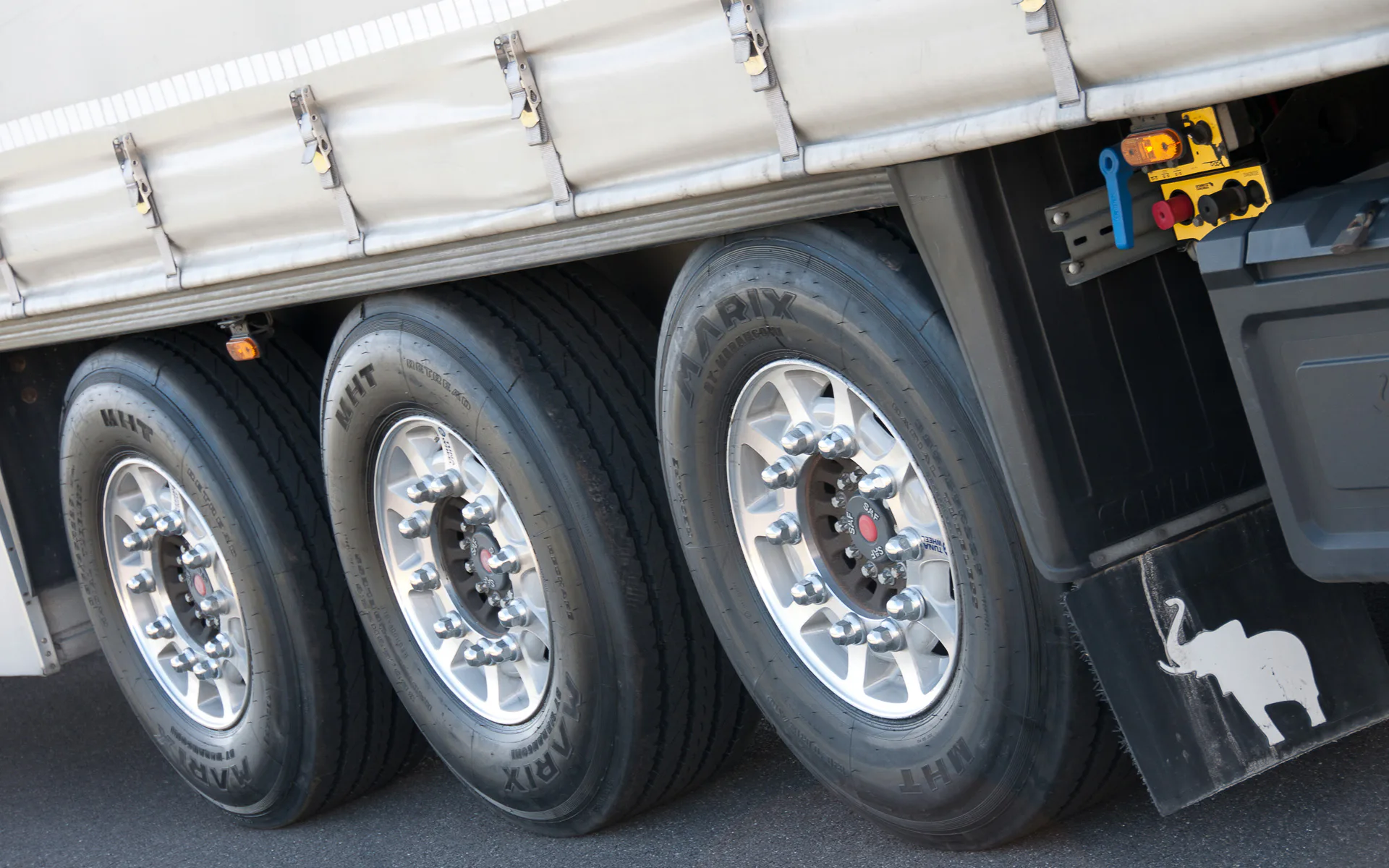 Die Einsatzgebiete für Runderneuerte sind vielseitig: Sie werden für nahezu alle Fahrzeuge genutzt – ob im Fernverkehr, Nahverkehr, Geländeeinsatz, Linienverkehr oder Wintereinsatz. Copyright: Marangoni Retreading Systems Deutschland GmbH