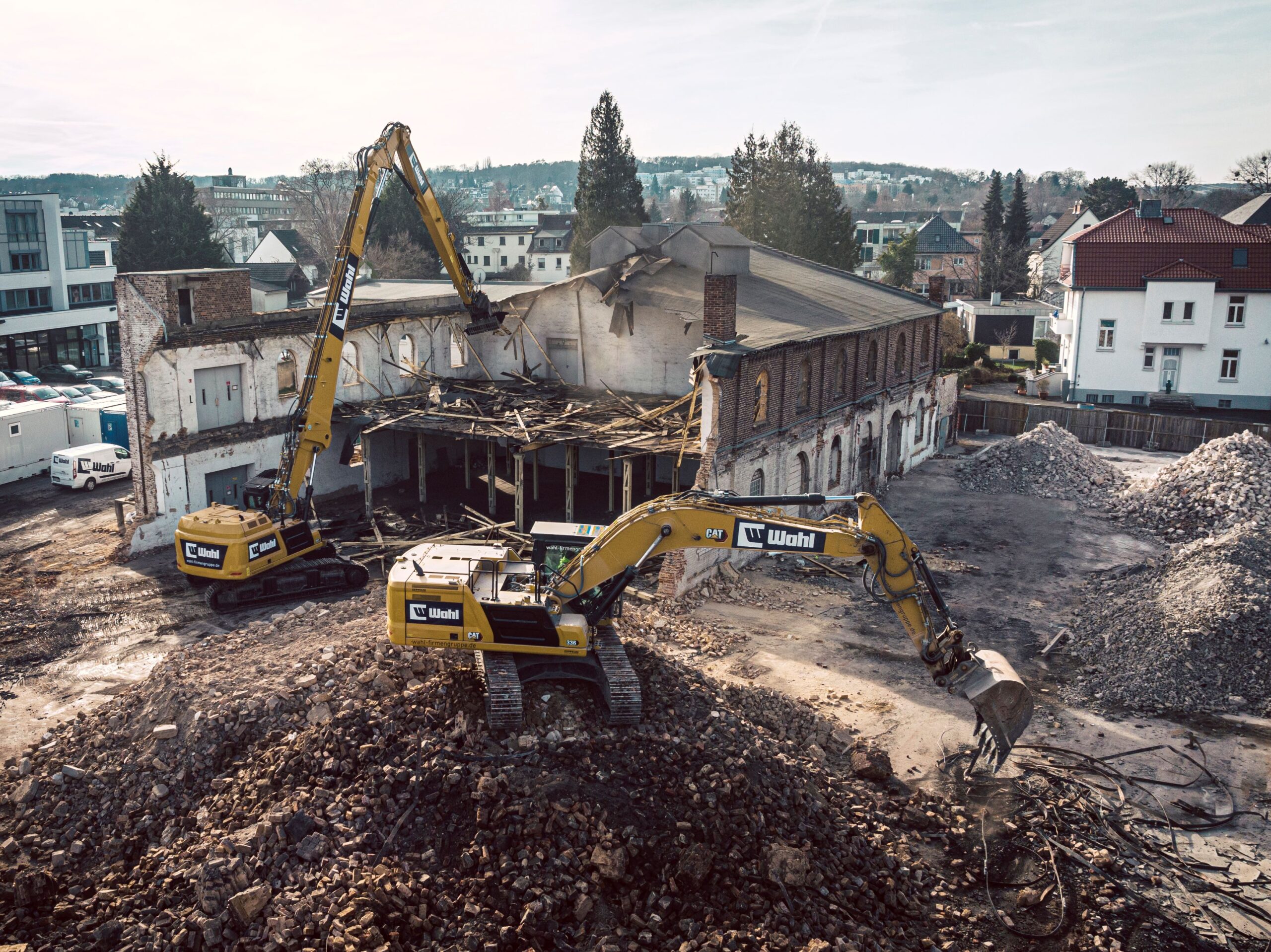 Der erste Einsatz war der Abbruch einer leerstehenden Schamotte-Fabrik samt 23 Meter hohem Schornstein und Fabrikgebäude neben einer vielbefahrenen S-Bahn-Strecke. Copyright: Wahl Firmengruppe