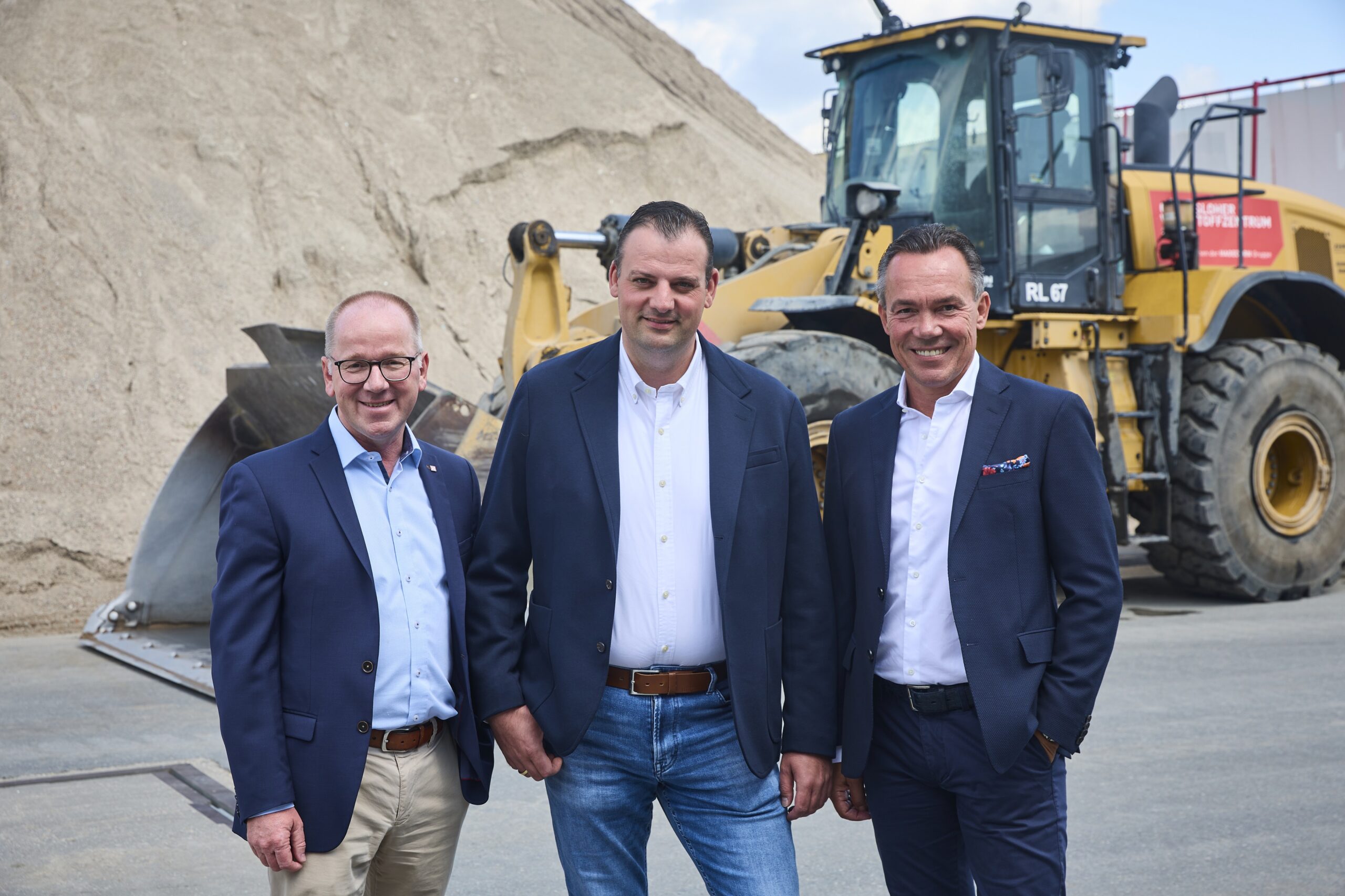 Alfred Winkelmann, Leiter der Sparte Entsorgung der Hagedorn Unternehmensgruppe; Mirco Illian, Inhaber und Geschäftsführer der IK Umwelt; Thomas Hagedorn, geschäftsführender Gesellschafter der Hagedorn Unternehmensgruppe. Copyright: Hagedorn