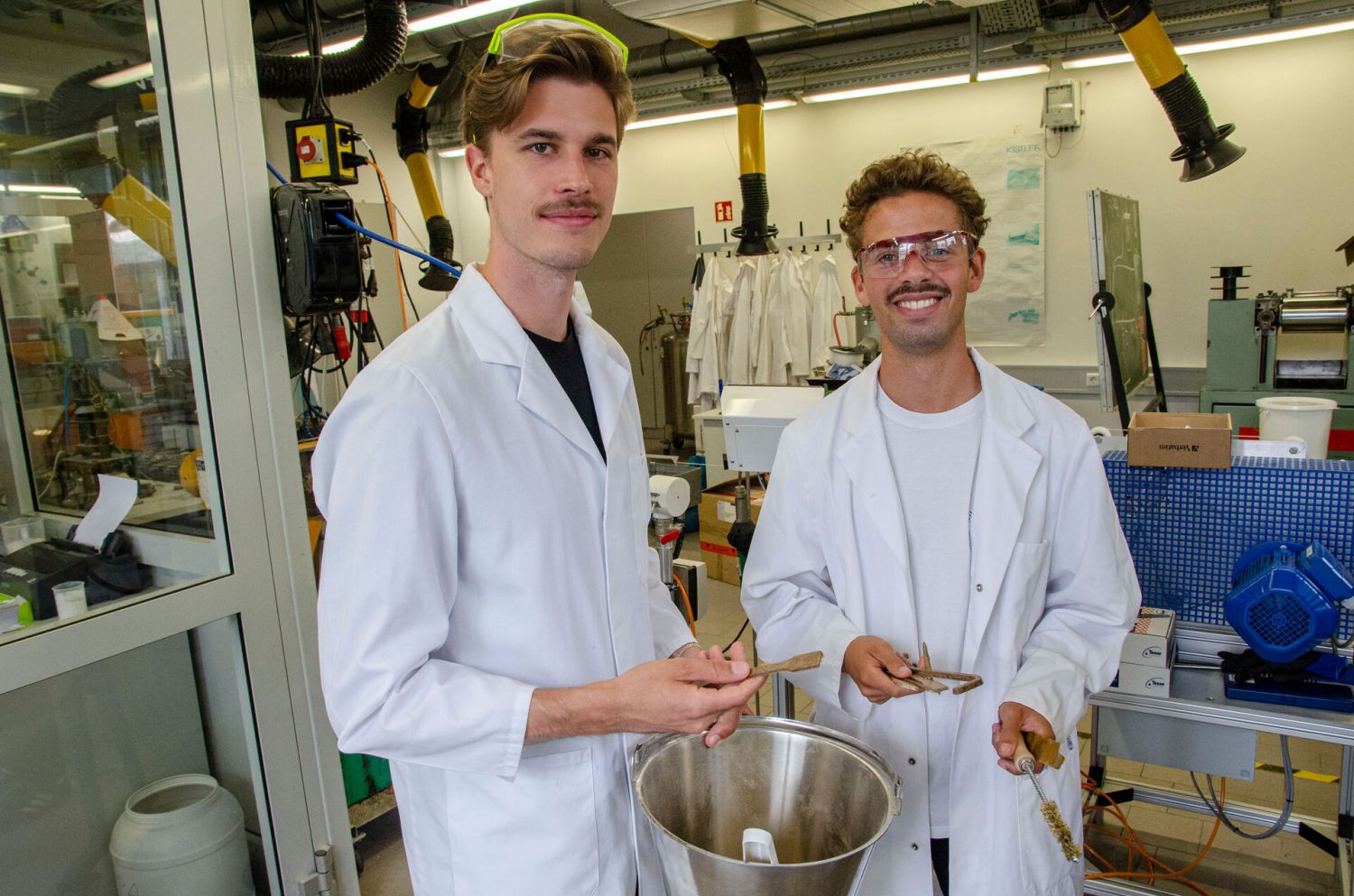 Bence Ridder (l.) und Calvin Middel untersuchen für ihre Bachelorarbeit am Fachbereich Design, wie man aus dem Reststoff von Zuckerrohr recycelbare Alltagsgegenstände herstellen kann. (Foto: FH Münster/Frederik Tebbe)
