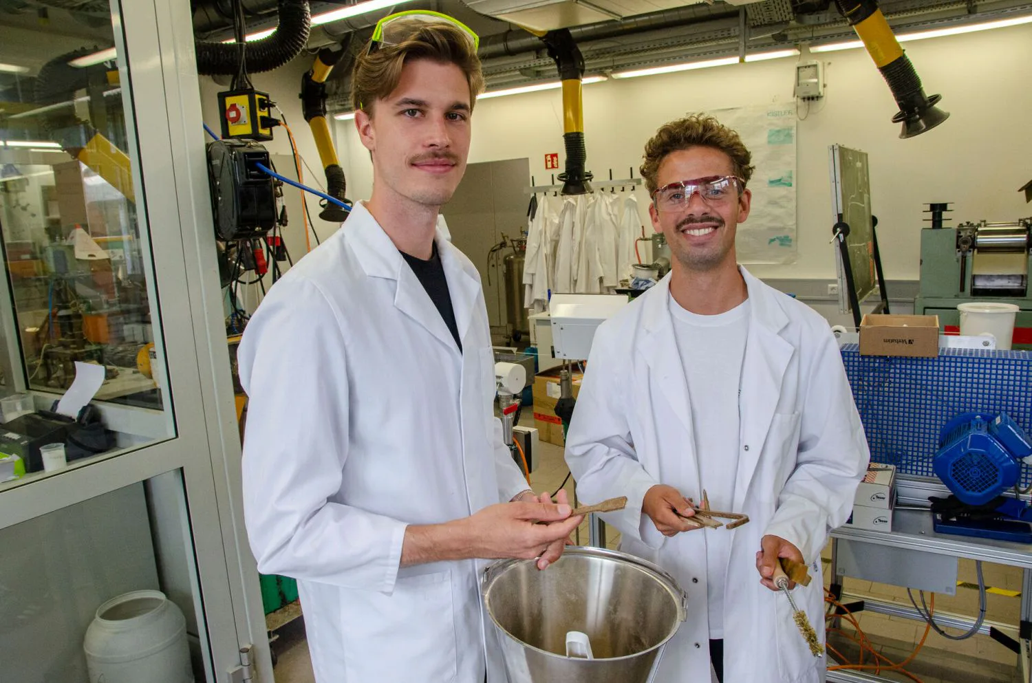Bence Ridder (l.) und Calvin Middel untersuchen für ihre Bachelorarbeit am Fachbereich Design, wie man aus dem Reststoff von Zuckerrohr recycelbare Alltagsgegenstände herstellen kann. (Foto: FH Münster/Frederik Tebbe)