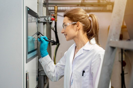 Dr. Lesia Sandig-Predzymirska im Technikum. Im Forschungsprojekt werden umweltschonende Methoden für das Recycling von Edelmetallen aus Elektrokatalysatoren untersucht. Copyright: TU Bergakademie Freiberg / C. Mokry