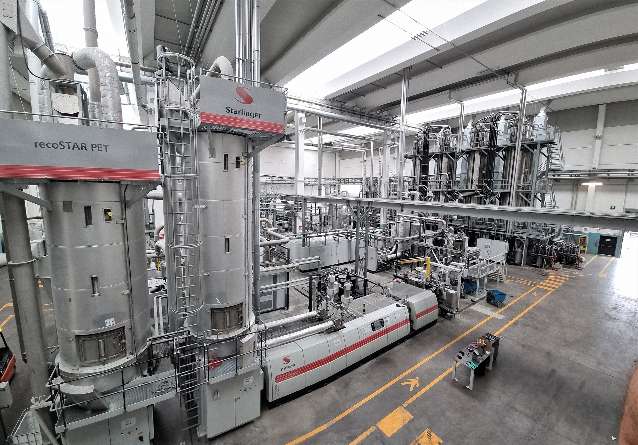 Die Starlinger Recostar PET 330 HC iV+ Bottle-to-Bottle-Recyclinanlagen stellen flaschentaugliches rPET her und haben eine Produktionskapazität von jeweils bis zu 3,3 Tonnen pro Stunde. Copyright: Dentis