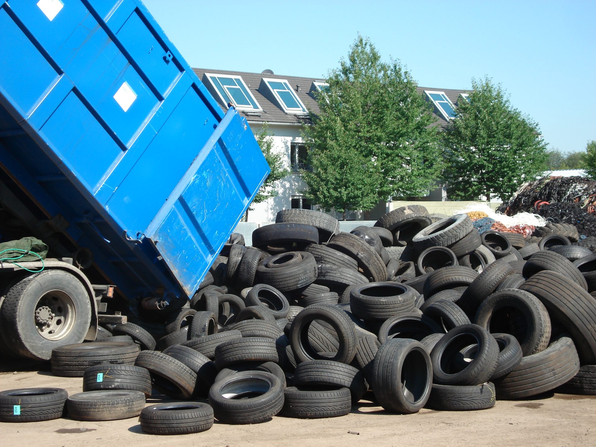 Altreifen gehören in die richtigen Hände: Die zertifizierten Entsorgungsfachbetriebe entsorgen und recyceln die Altreifen fachgerecht. Copyright: KURZ Karkassenhandel GmbH