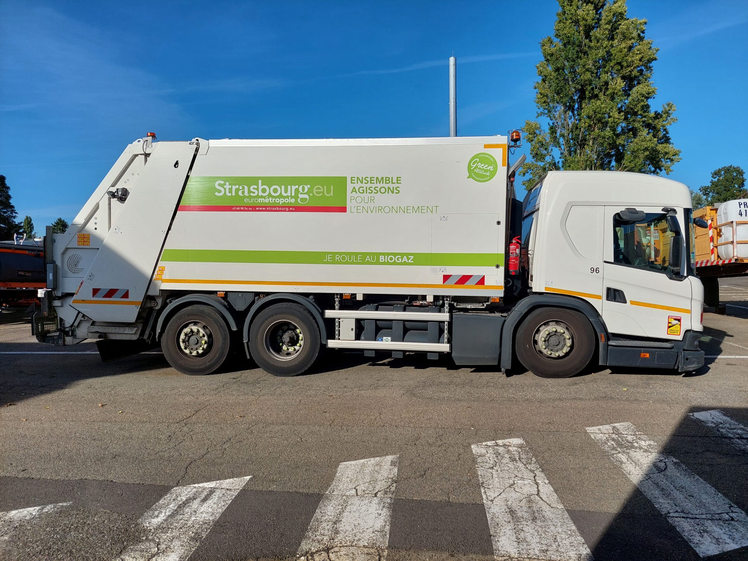 Im Rahmen der Einführung der Umweltzone hat Straßburg Eurométropole die Modernisierung seiner Flotte von Kommunalfahrzeugen beschleunigt. In den kommenden Monaten wird die Stadt 35 neue Müllfahrzeuge mit Allison-Vollautomatikgetrieben aus der 3000er-Baureihe in Betrieb nehmen. Im Bild: Scania L Series. Copyright:  Strasbourg Eurométropole