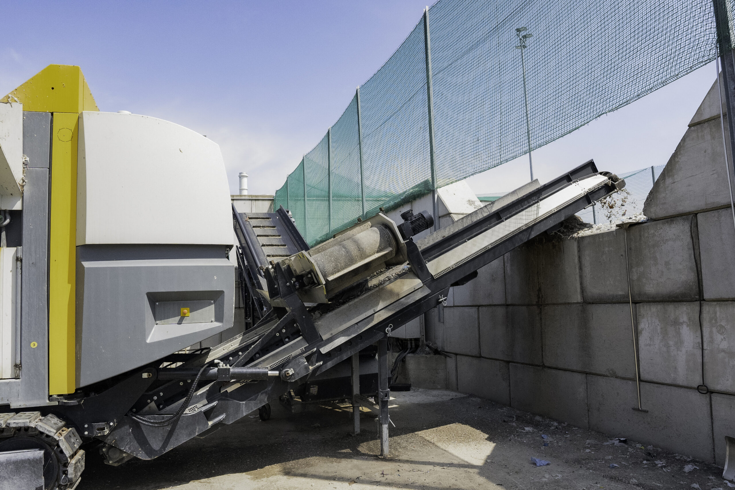 Die Untha XR3000C mobil-e zerkleinert täglich rund 25 Tonnen an Pulperzöpfen auf eine Granulatgröße von 50 bis 150 mm Copyright: Untha Shredding Technology GmbH