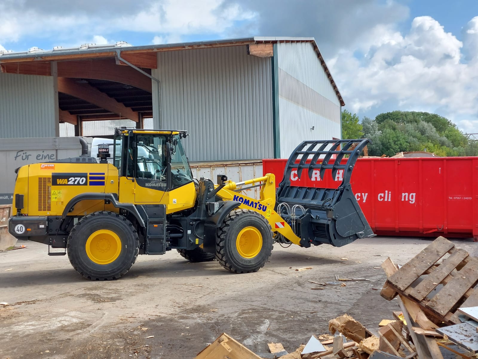 Der neue Komatsu Radlader WA270-8 wird bis zu 1.200 Stunden pro Jahr im Einsatz sein. Copyright: Kuhn Baumaschinen Deutschland GmbH