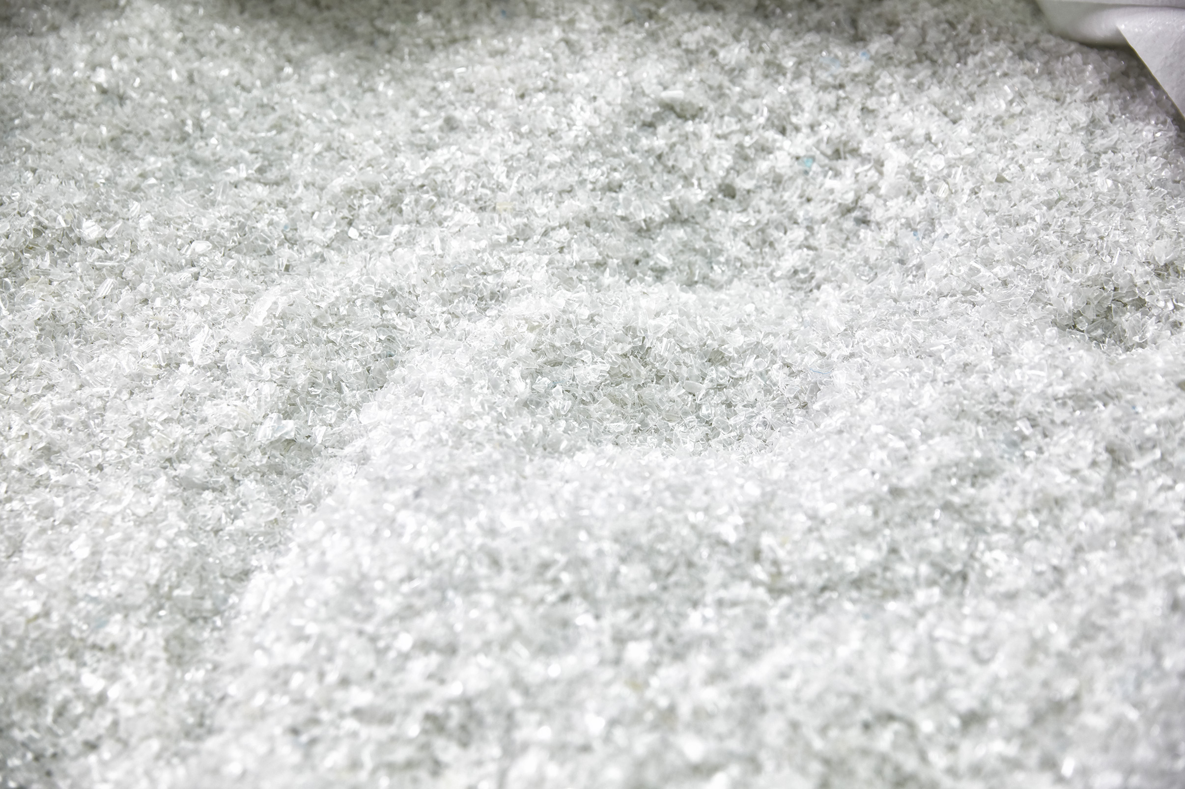 Alpla verarbeitet gebrauchte PET-Flaschen zu hochwertigem rPET-Material und nach dem „Bottle-to-Bottle“-Prinzip wieder zu neuen Flaschen. Copyright: Tönissteiner/Alpla