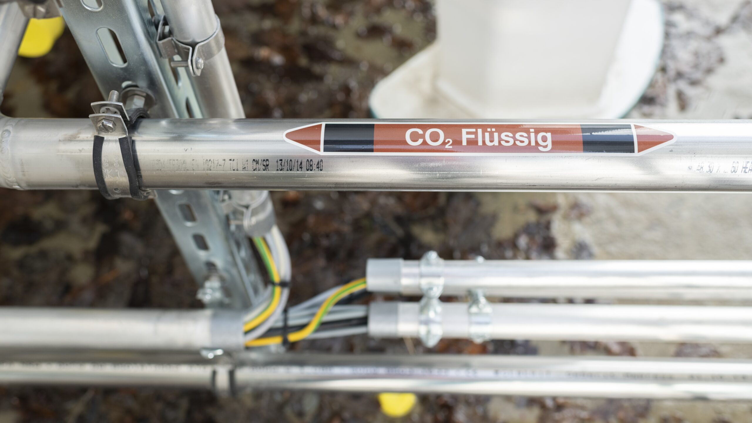 Vorbereitung für Begasung: Damit das Kohlendioxid mit Recycling-Granulat reagiert, muss es nach der Anlieferung vom flüssigen in den gasförmigen Zustand gebracht werden. Copyright: Neustark AG