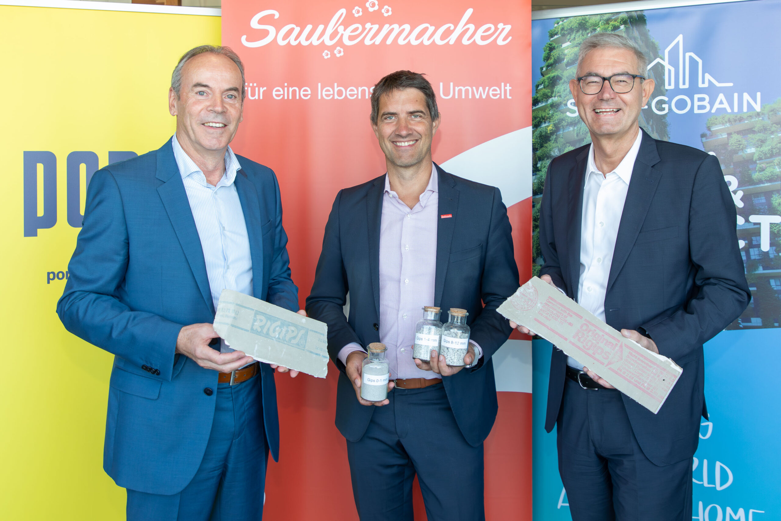 Foto: v.l.n.r.: Josef Pein, COO Porr; Ralf Mittermayr, CEO Saubermacher; Peter Giffinger, CEO Austria Saint‐Gobainn. Copyright: Saubermacher