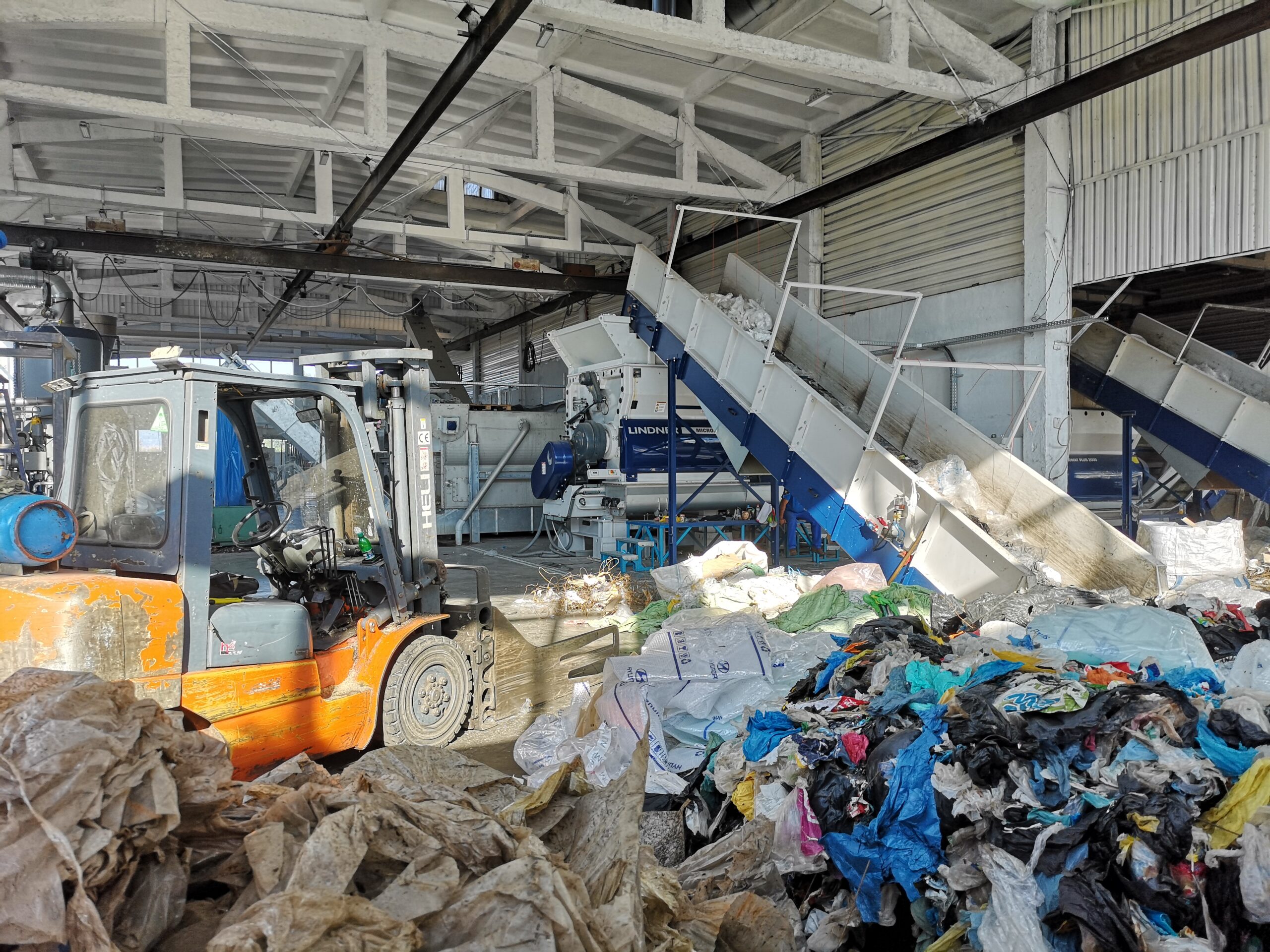 Der Fokus des bulgarischen Recyclingunternehmens Vadias Recycling lag von Beginn an auf dem Recycling von LLDPE & LDPE Folien aus dem dualen System – also Kunststofffolien, die extreme Verschmutzungen und Verunreinigungen aufweisen. Mit dem Konzept und den Zerkleinerungs-, Wasch- und Trocknungs-Komponenten von Lindner Washtech können die Flakes optimal für die Nachfolgeprozesse aufbereitet werden. Erema-Extruder sorgen für die geforderte Granulat-Qualität. Copyright: Lindner Washtech