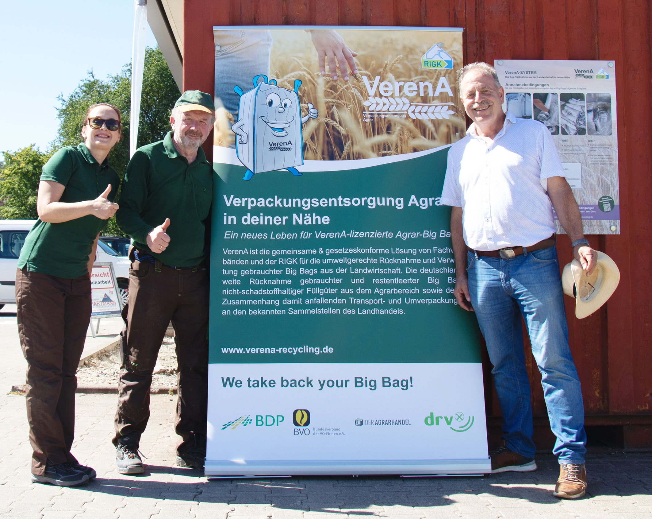 v.l.n.r.: Iryna Hrabenko und Jens Dambeck vom VerenA-Team der RIGK und Dr. Michael Reininger, DRV, an der Sammelstelle für Agrar-Big Bags in Alzey. ©Copyright: RIGK