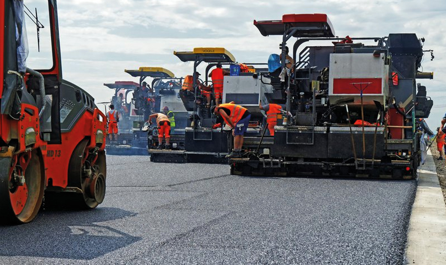 Das Gummimodifizierte Bitumengranulat (GRM) von CTS Bitumen wird an der Asphaltmischanlage zusammen mit Gesteinskörnungen und Straßenbaubitumen direkt dem Mischprozess zugesetzt. Die so konzipierten Asphaltbeläge zeigen den größten Vorteil: eine lange Gebrauchsdauer. Bei sachgerechter Anwendung und entsprechender Dosierung kann sich diese (im Vergleich zu konventionell rezeptierten Asphaltbelägen) im Mittel z. B. bei offenporigem Asphalt um 40 bis 50 % erhöhen. Copyright: CTS Bitumen.