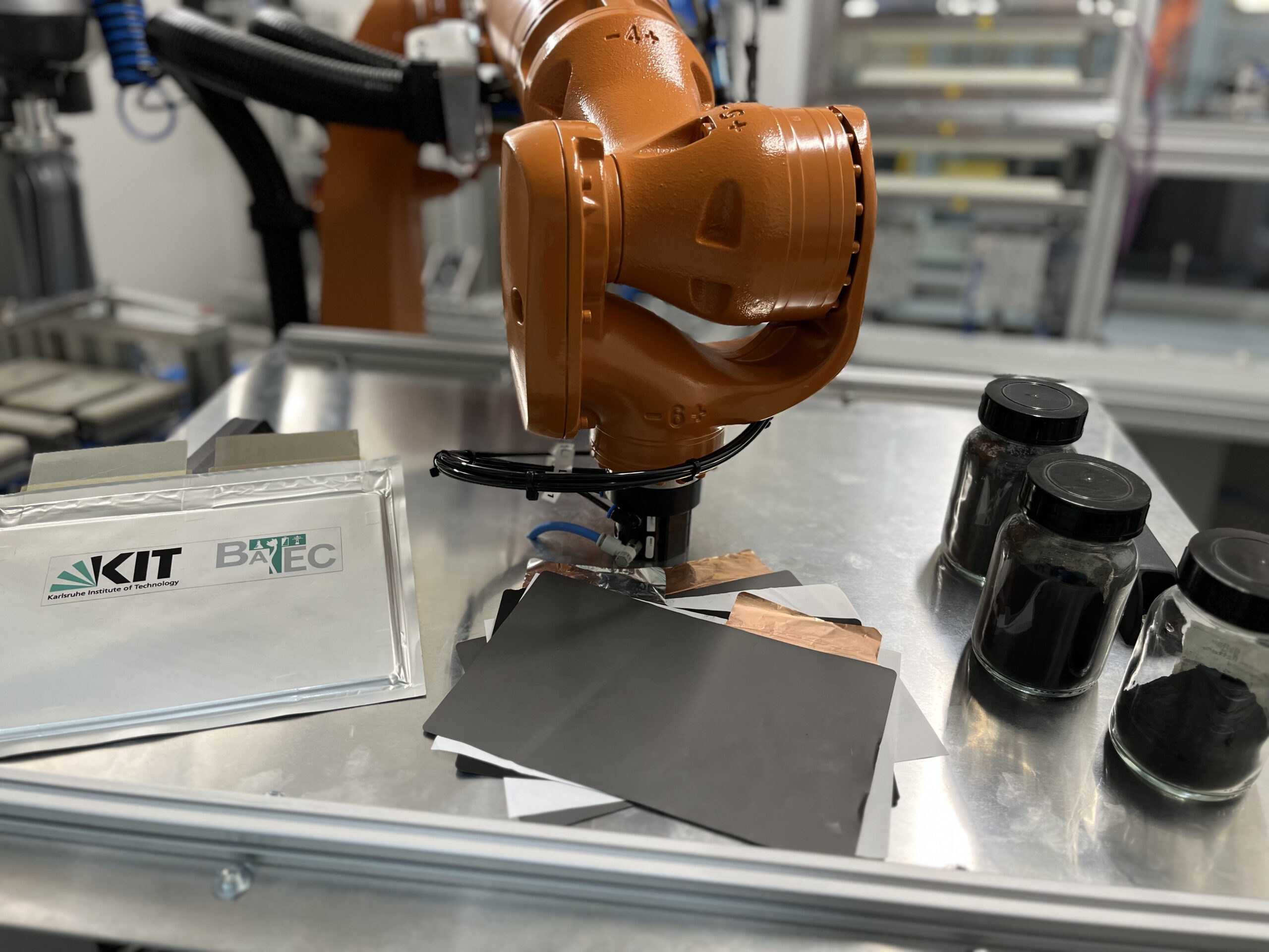 Im Projekt DiRecReg entwickeln vier Institute des KIT und sieben Unternehmen eine vollständige Prozesskette, um gebrauchte Batterien und Ausschuss besser zu verwerten. Copyright: wbk, KIT